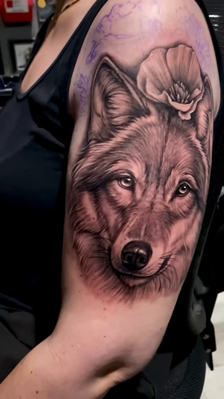 Wolf and flowers realism tattoo by RTK - ᴛᴀᴛᴛᴏᴏ ᴀʀᴛɪꜱᴛ