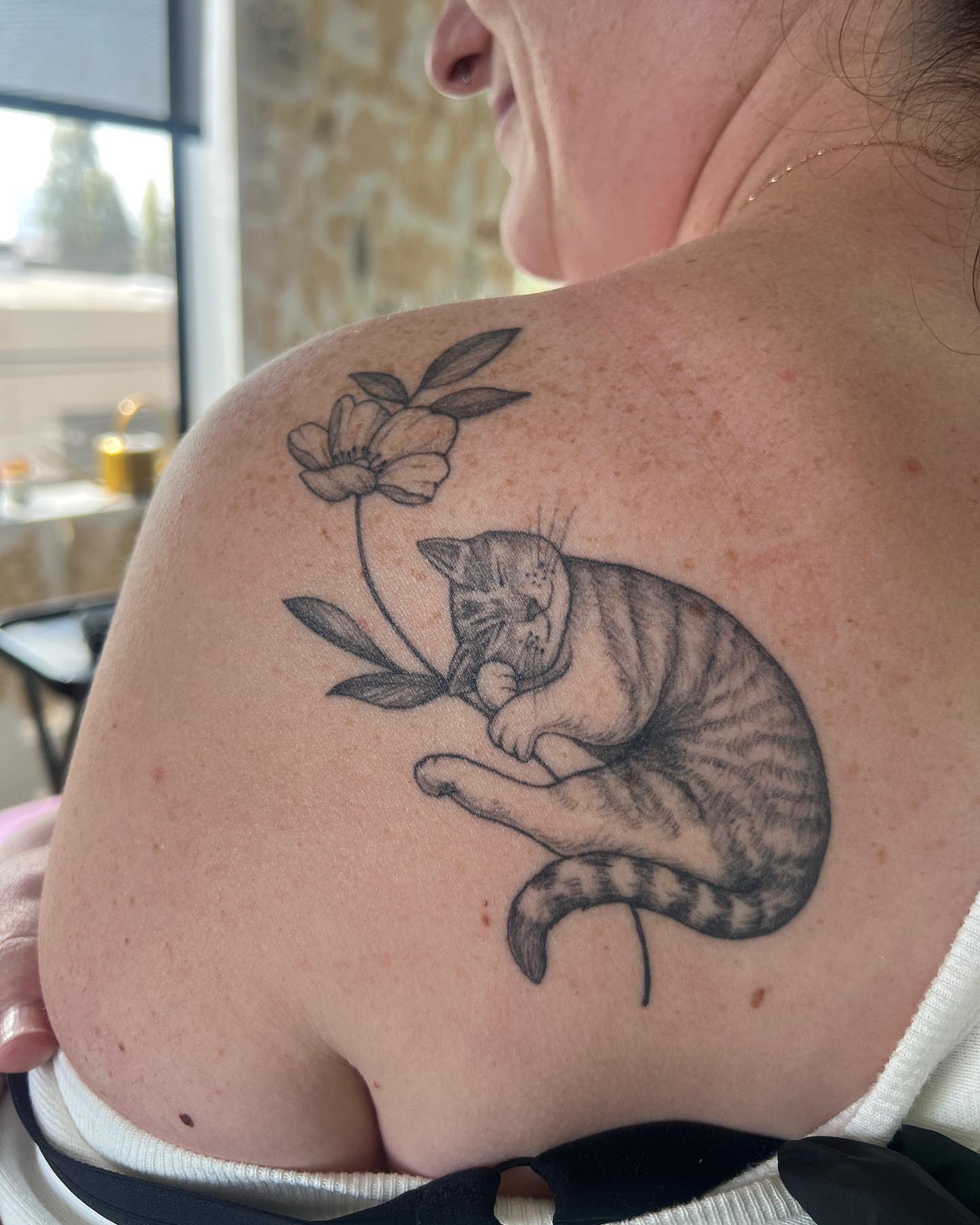 Cat and flower black and grey tattoo on the shoulder by See See : botanical tattoo artist :