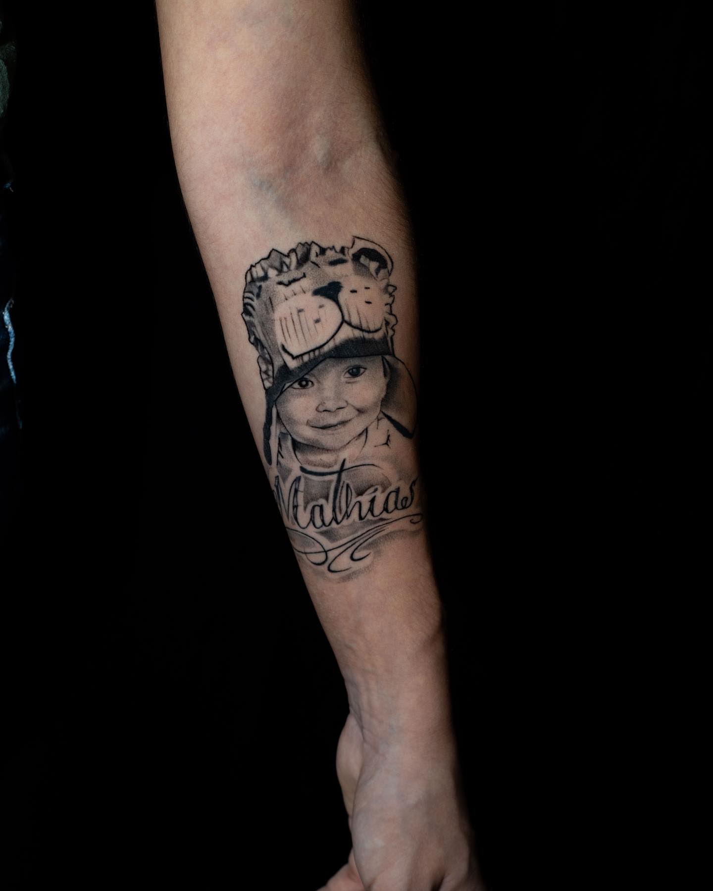 Child wearing hat realism tattoo on the forearm by Javier Ramos