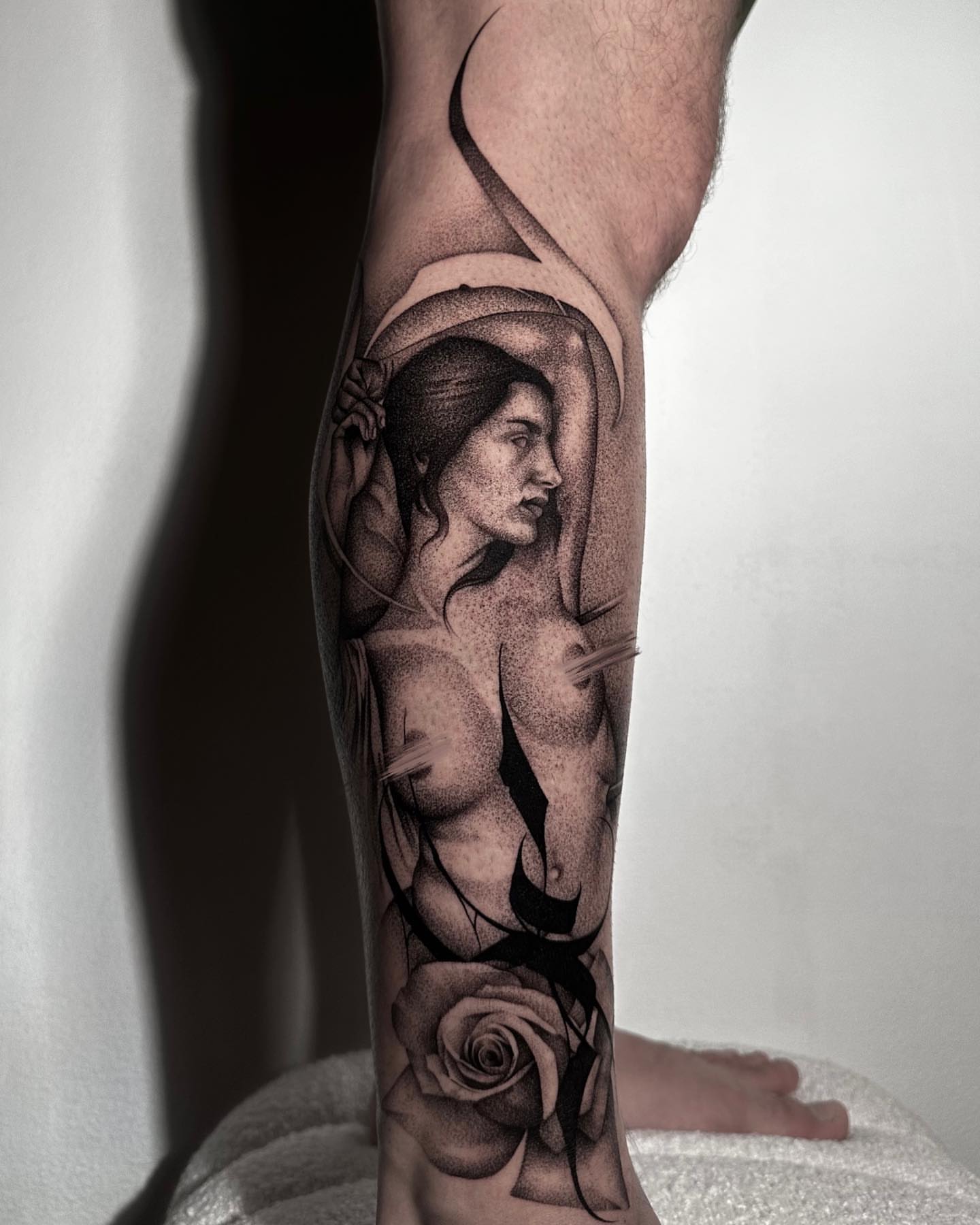 Naked woman with roses dotwork tattoo on the forearm by ᴰᴿᴬᴳᴼᴺ