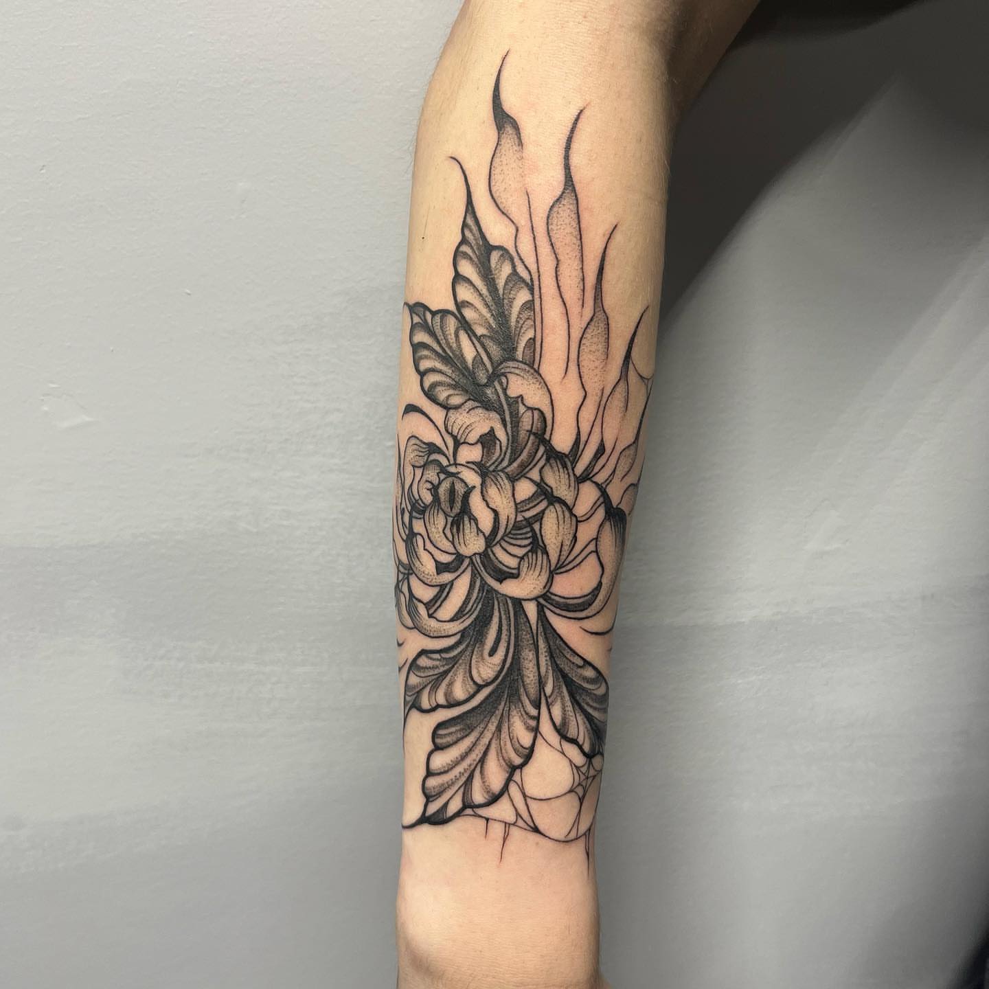 Tattoo by @polarizedbaby β black_and_grey