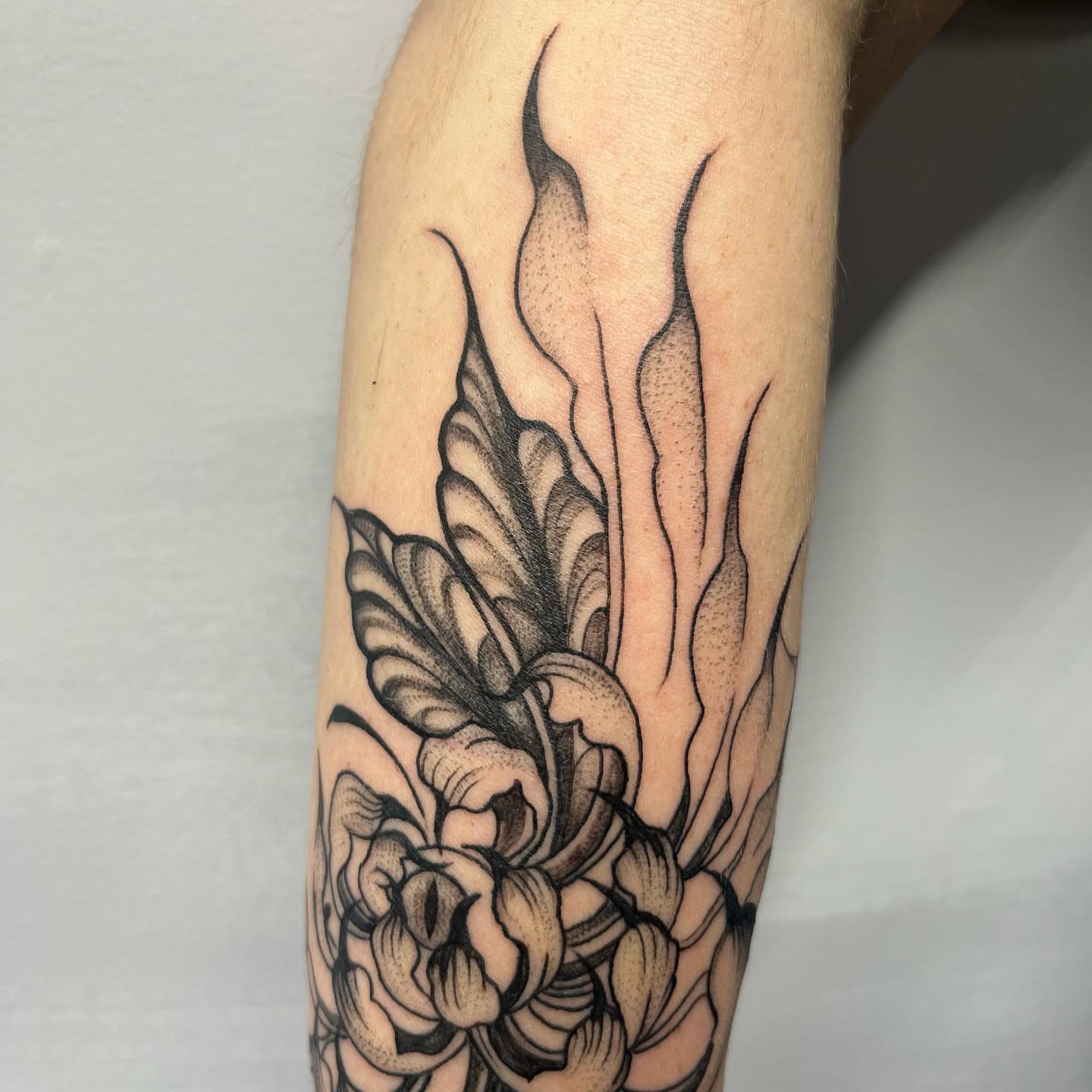 Floral and flame dotwork tattoo on the forearm by βΏ π’πͺπΆπͺπ·π½π±πͺ ππͺπ βΏ