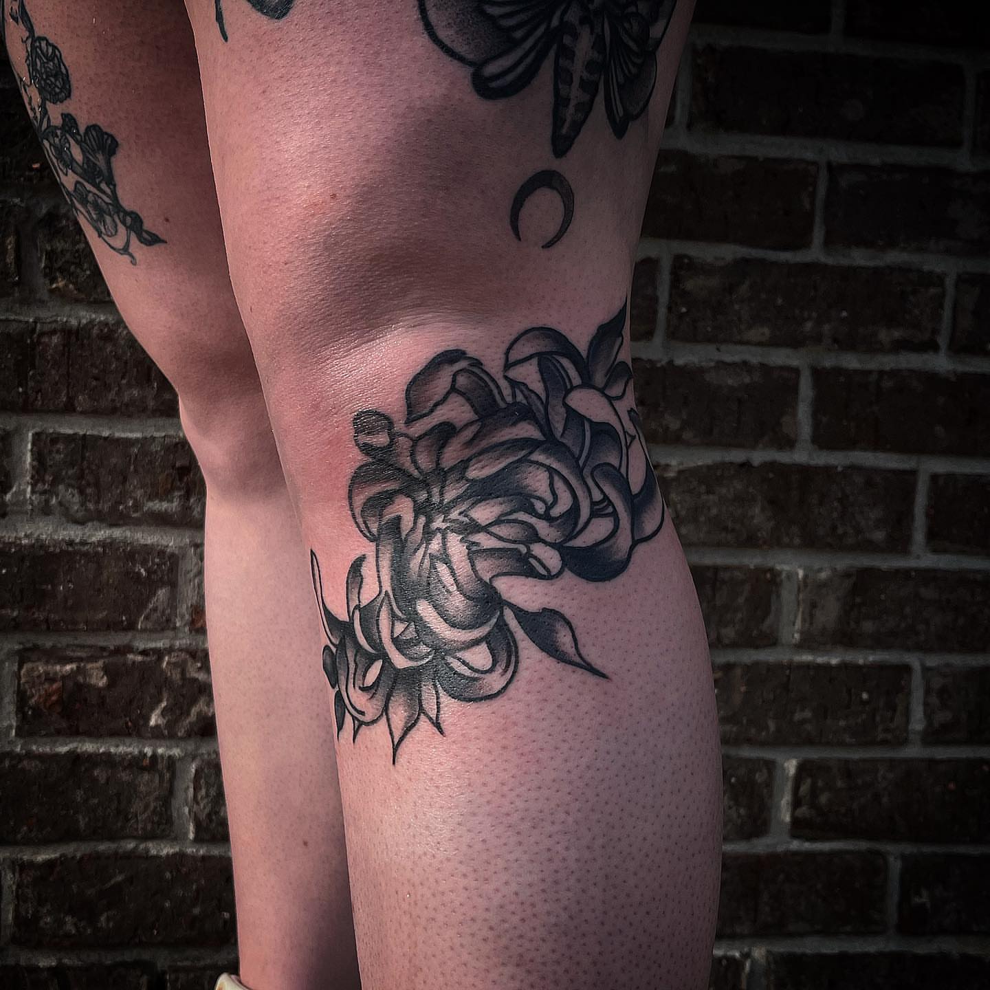 Chrysanthemum black and grey tattoo on the thigh by π΅πππππ