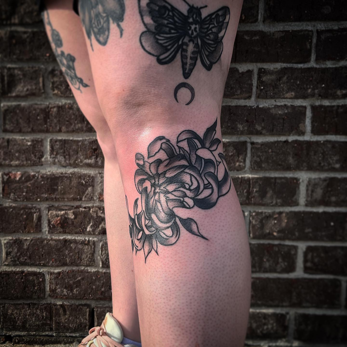 Chrysanthemum dotwork tattoo on the thigh by π΅πππππ