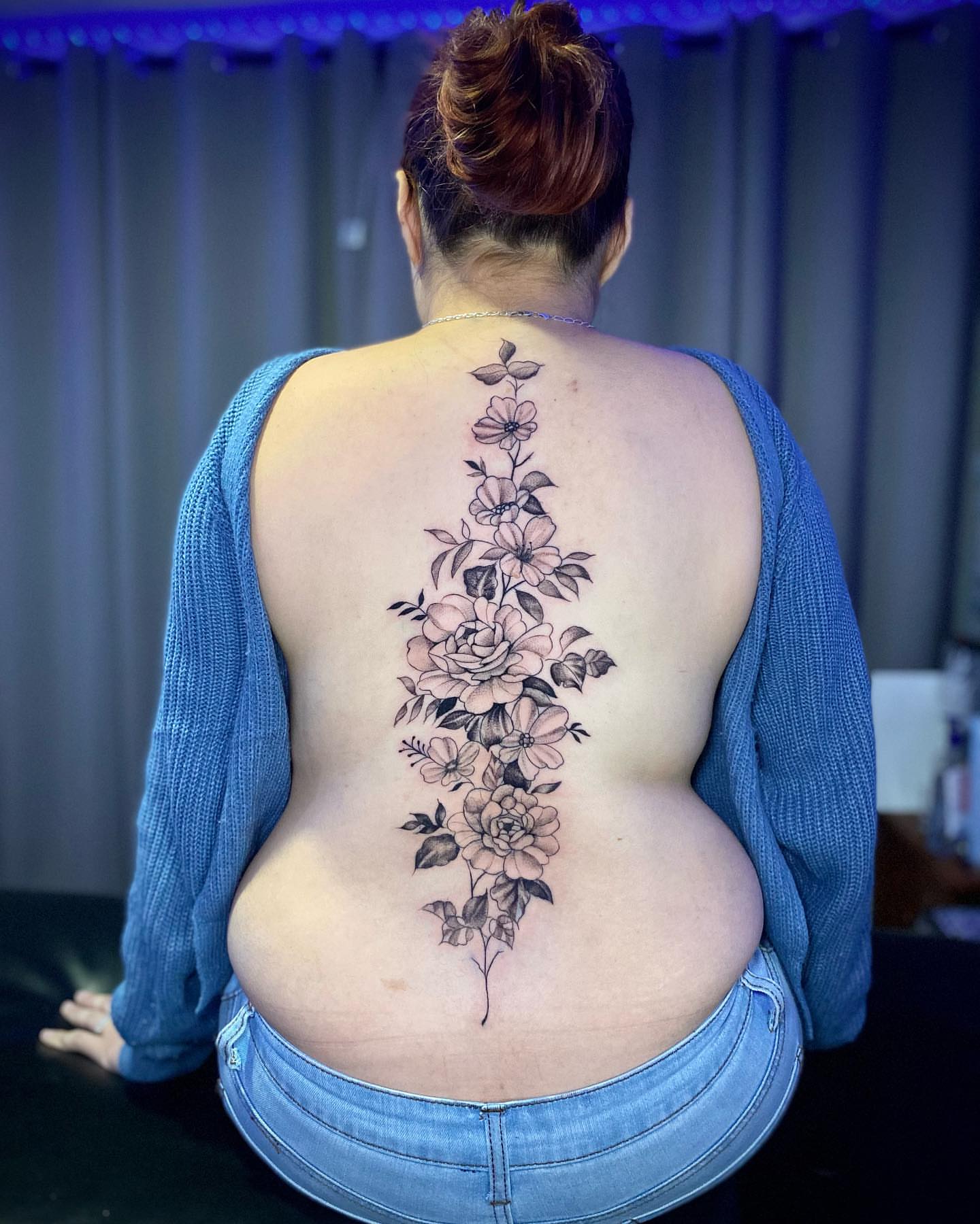 Floral arrangement black and grey tattoo on the back by ⚜️Lalo Godina Tattoo⚜️
