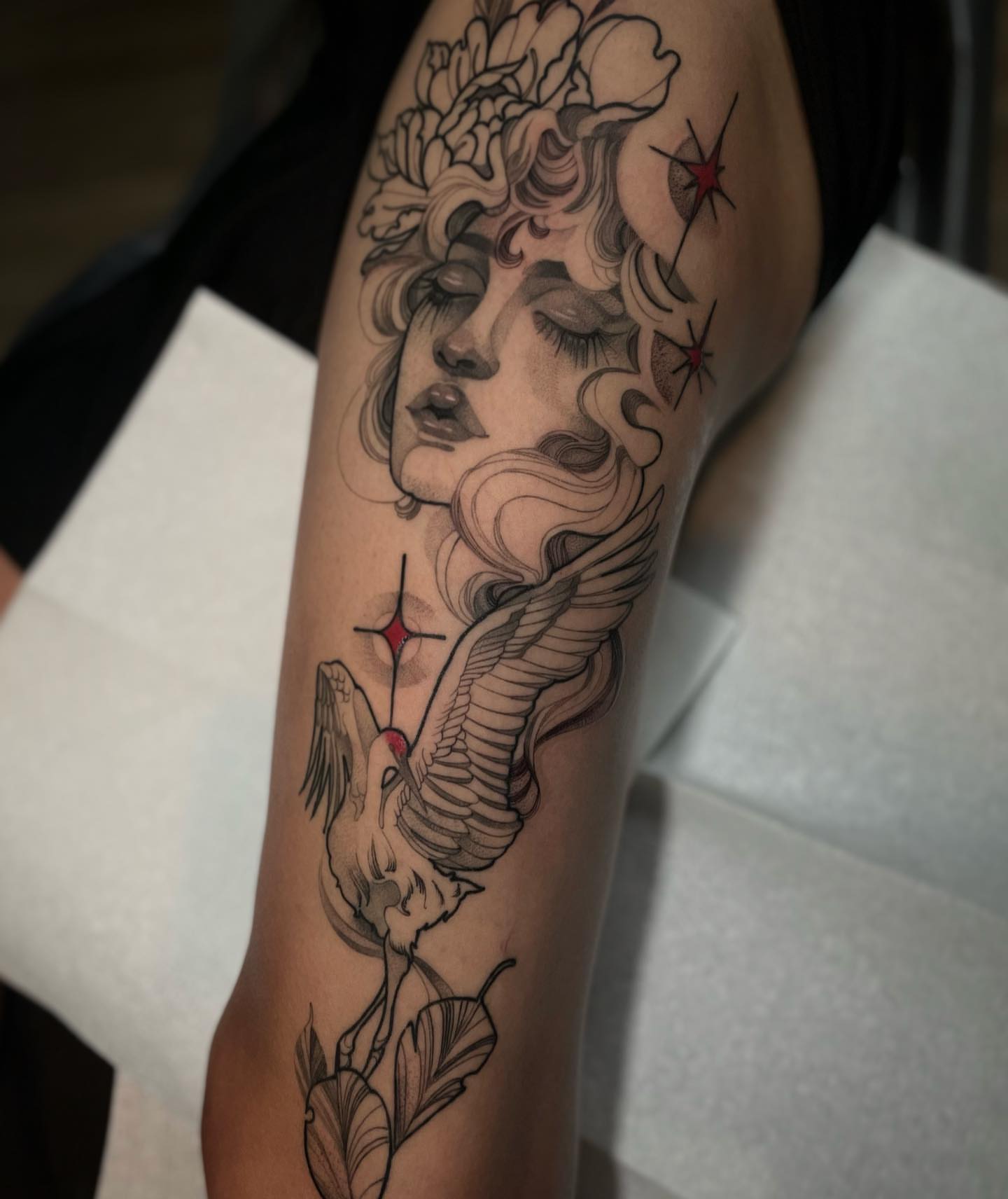 Woman with bird realism tattoo on the forearm by 𝑅𝑒𝑒𝓈𝒶 𝐿𝓎𝓃𝓃 ₊ ⊹❀