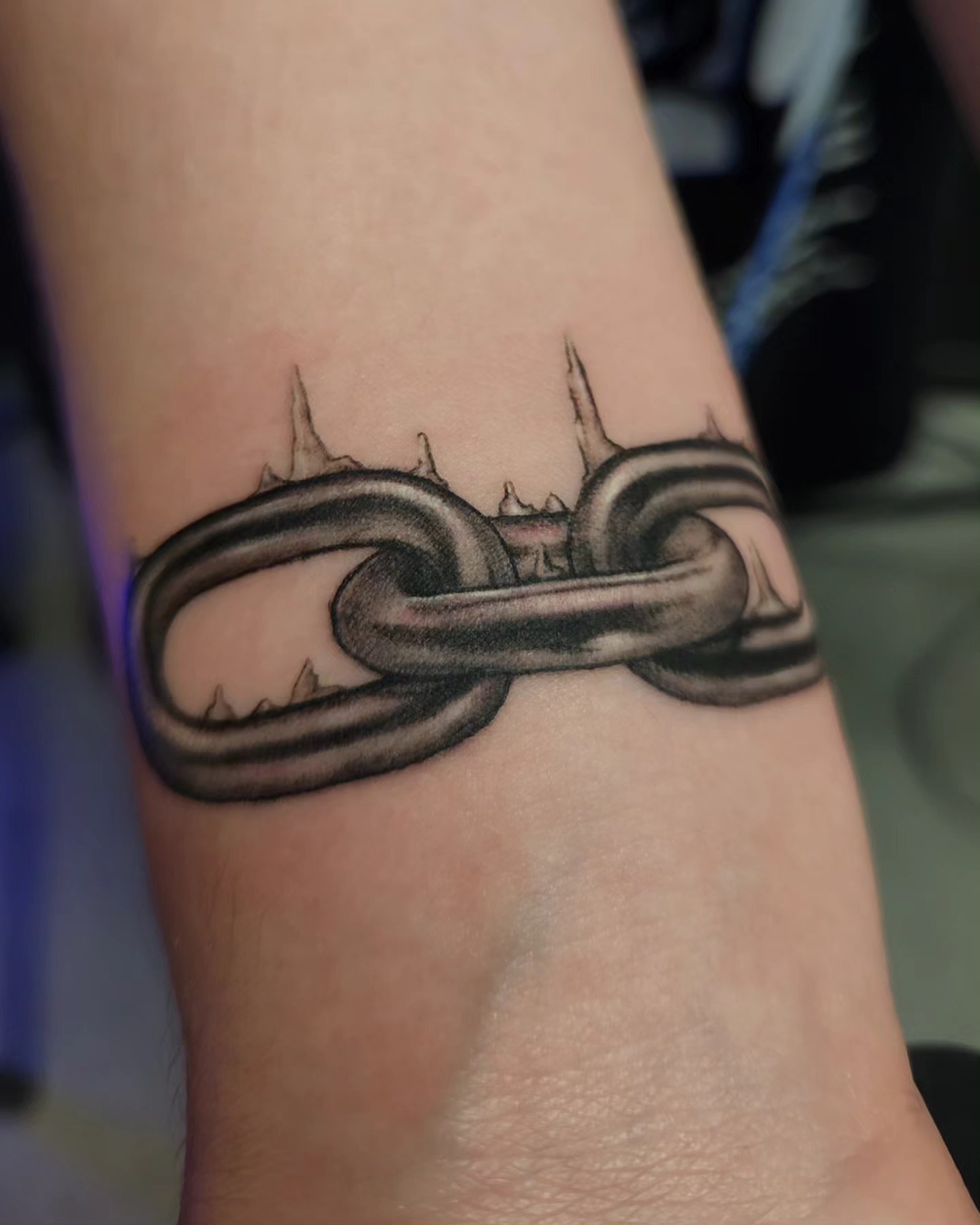 Chain black and grey tattoo on the forearm by Adrian Chavez