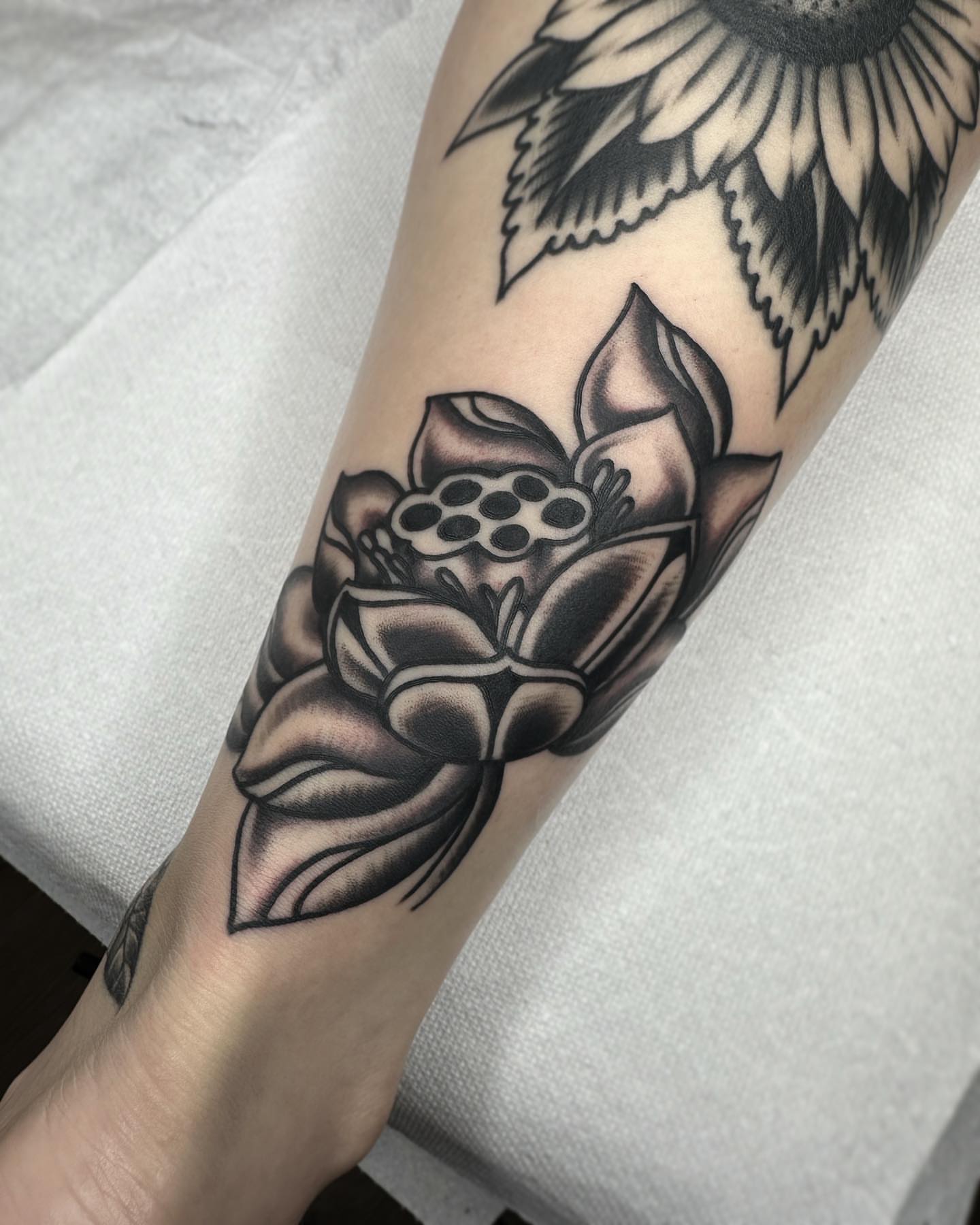 Tattoo by @lijxmachina — black_and_grey