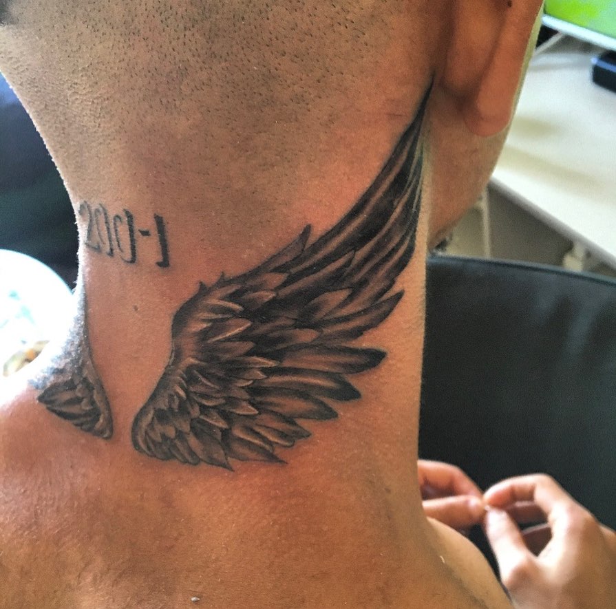 Wing black and grey tattoo on the neck by la flamme