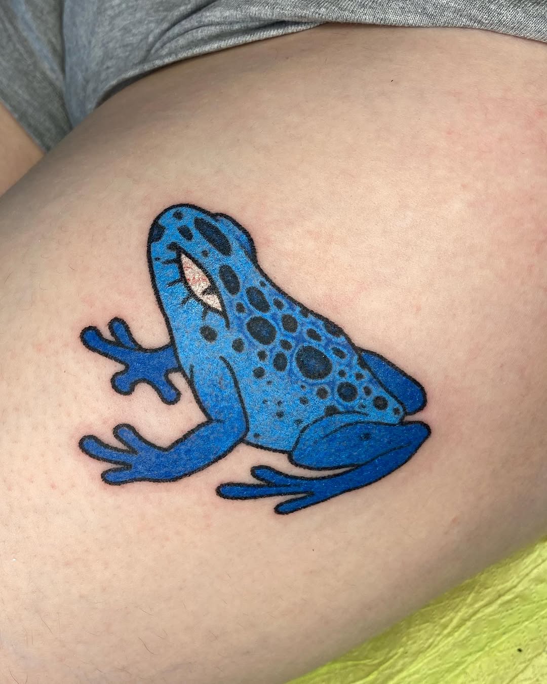 Blue frog new school tattoo on the thigh by Kasia ✨jedyny taki handpoke w katowicach✨