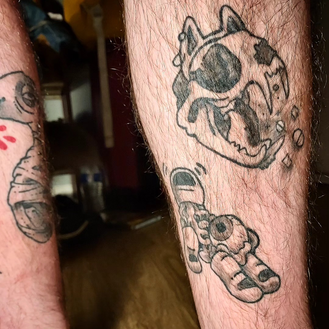 Skull and cat black and grey tattoo on the forearm by Spike Cameron