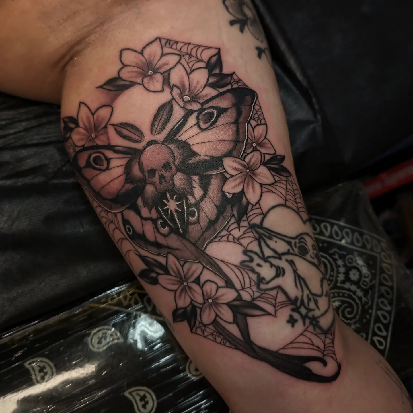Skull and flowers American traditional tattoo on the forearm by 𝑹𝒆𝒚𝒎𝒂𝒓𝒄 𝑫𝒂𝒚𝒂𝒖𝒐𝒏
