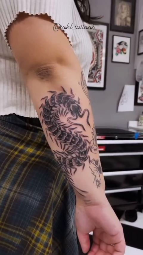 Centipede japanese irezumi tattoo by 𝐵𝓇𝓎𝒶𝓃𝓃𝒶 𝒞𝑜𝓇𝓉𝑒𝓏