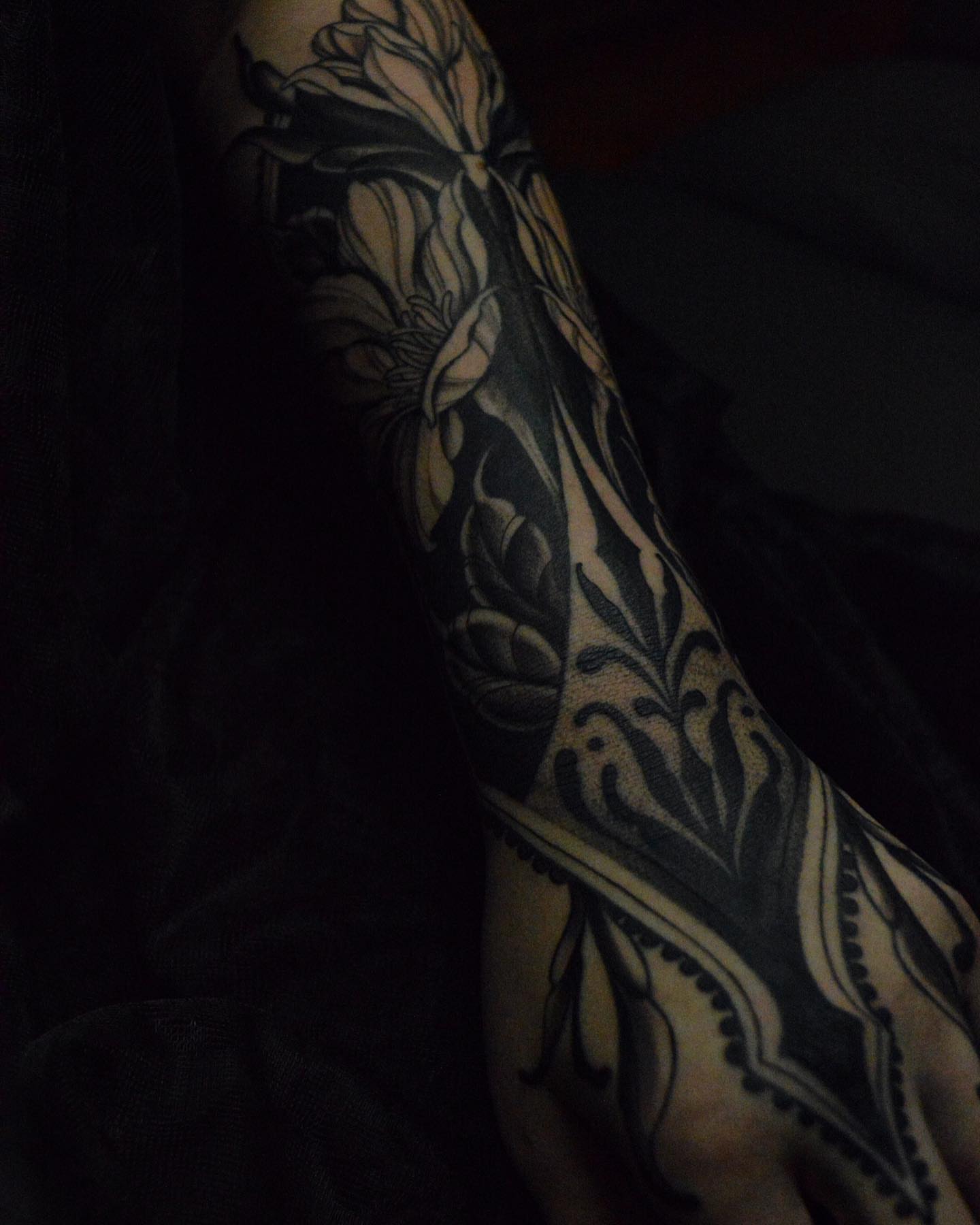 Floral design black and grey tattoo on the forearm by 𝒕𝒂𝒕𝒕𝒐𝒐𝒔 𝒃𝒚 𝔏𝔞𝔲𝔯𝔢𝔫 𝔐𝔬𝔫𝔣𝔬𝔯𝔱𝔢