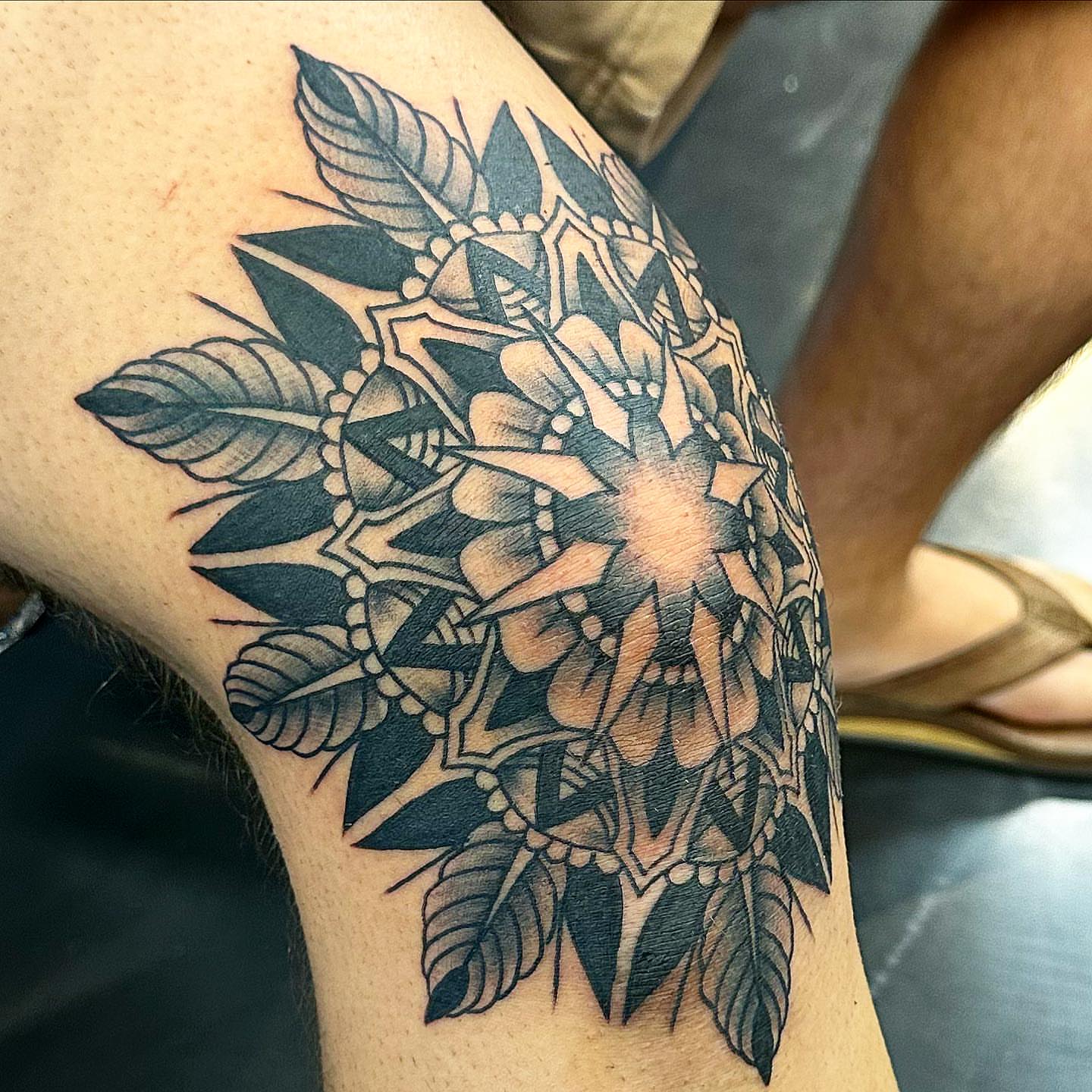 Floral mandala geometric tattoo on the thigh by 𝕵𝖆𝖞 𝕽𝖎𝖟𝖟𝖔