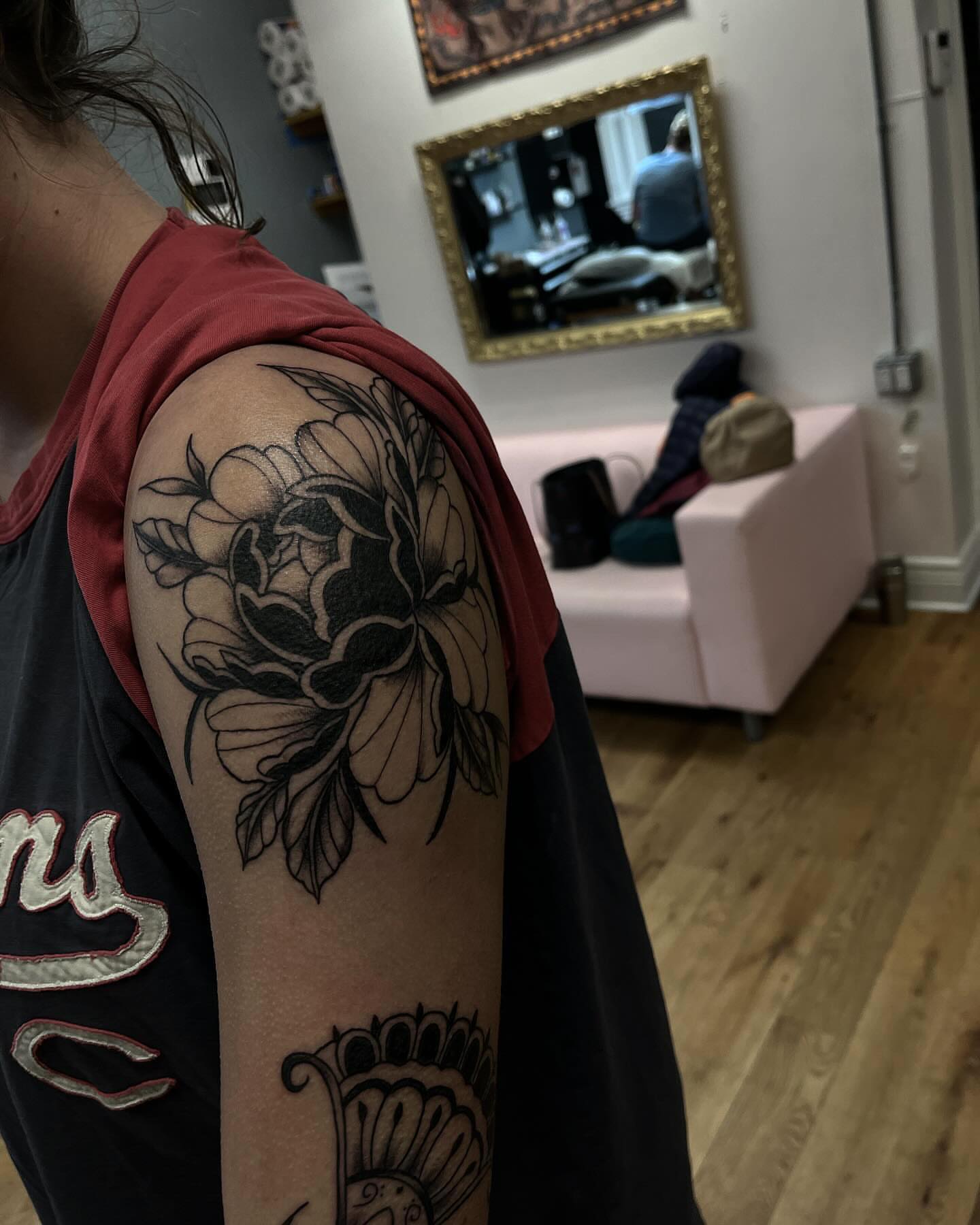 Floral black and grey tattoo on the upper arm by ᥴꫝꪶꪮꫀ 𝘬ꪶꫀ𝓲ꪀ ❤️‍🔥, Denver, Colorado