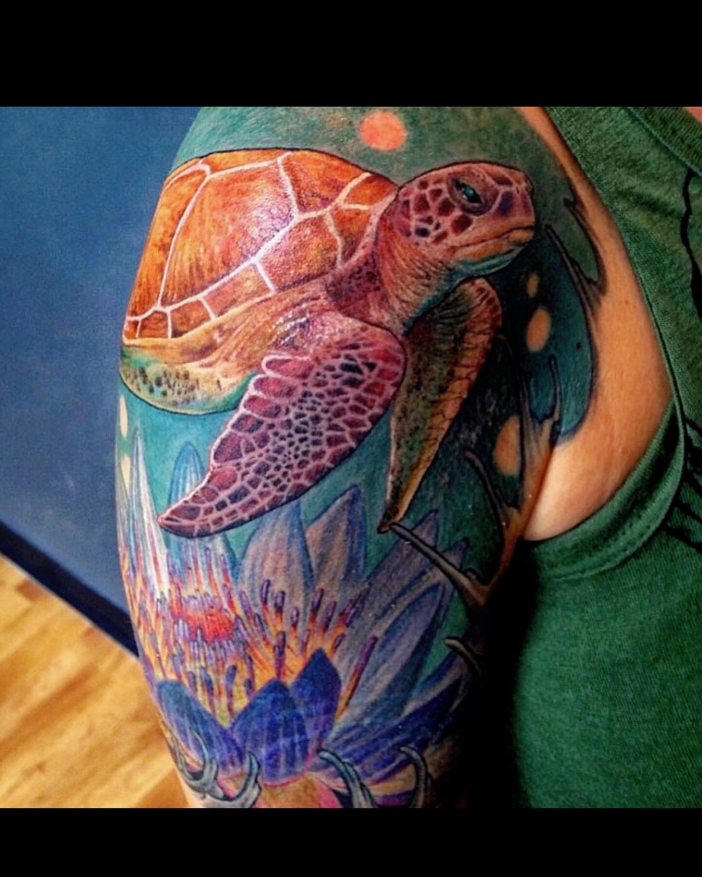 Sea turtle realism tattoo on the upper arm by Patrick Delvar