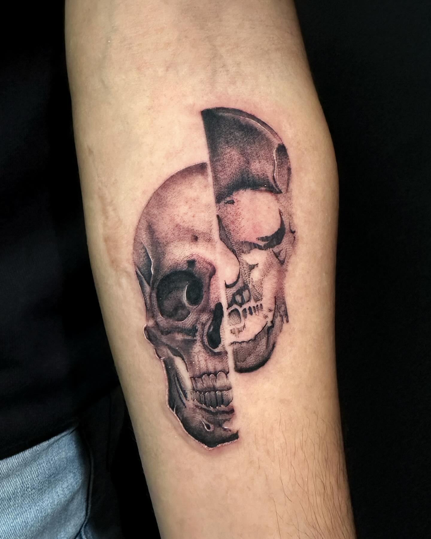 Skull realism tattoo on the forearm by Alejo Ibanez Tattoo