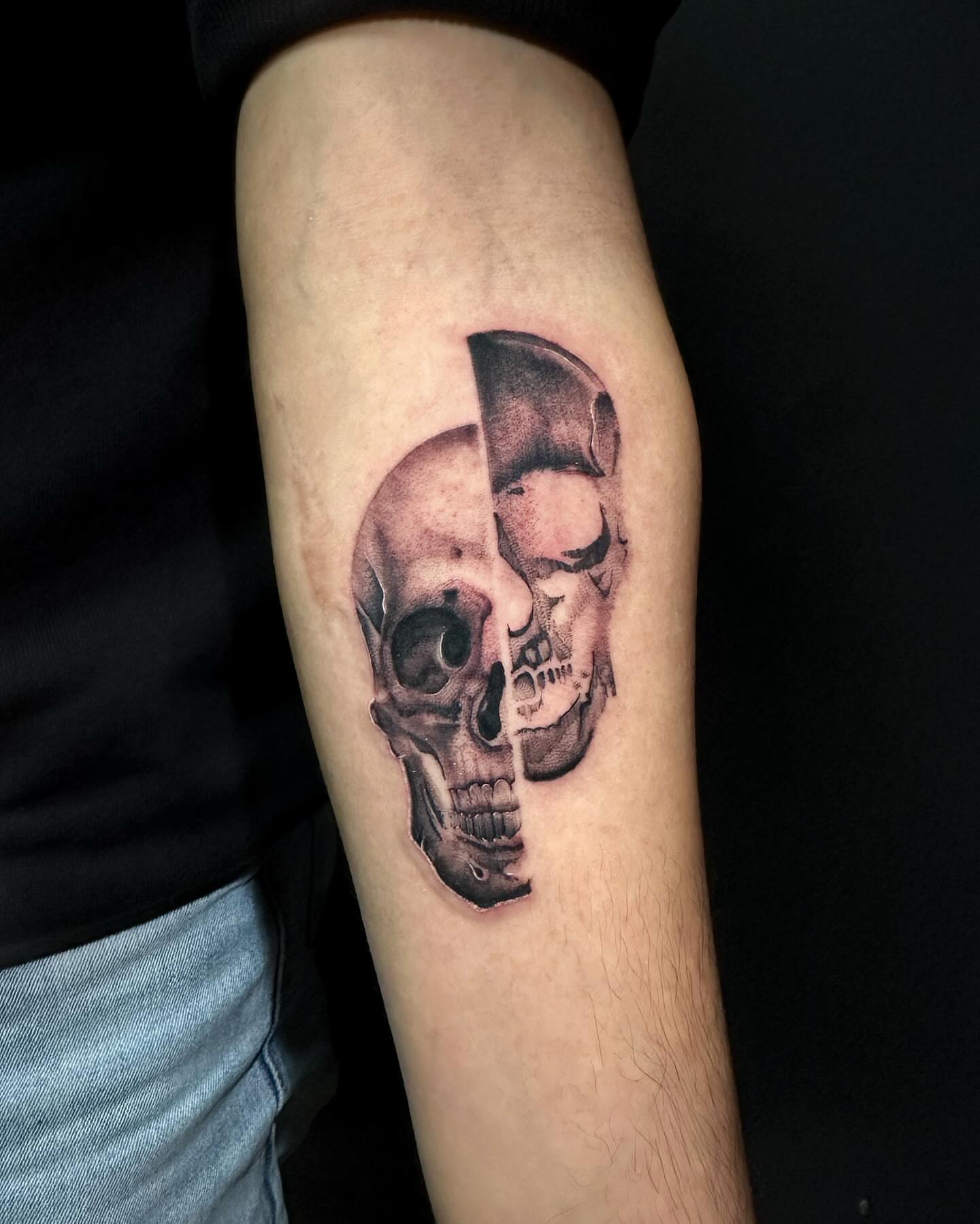 Skull realism tattoo on the forearm by Alejo Ibanez Tattoo