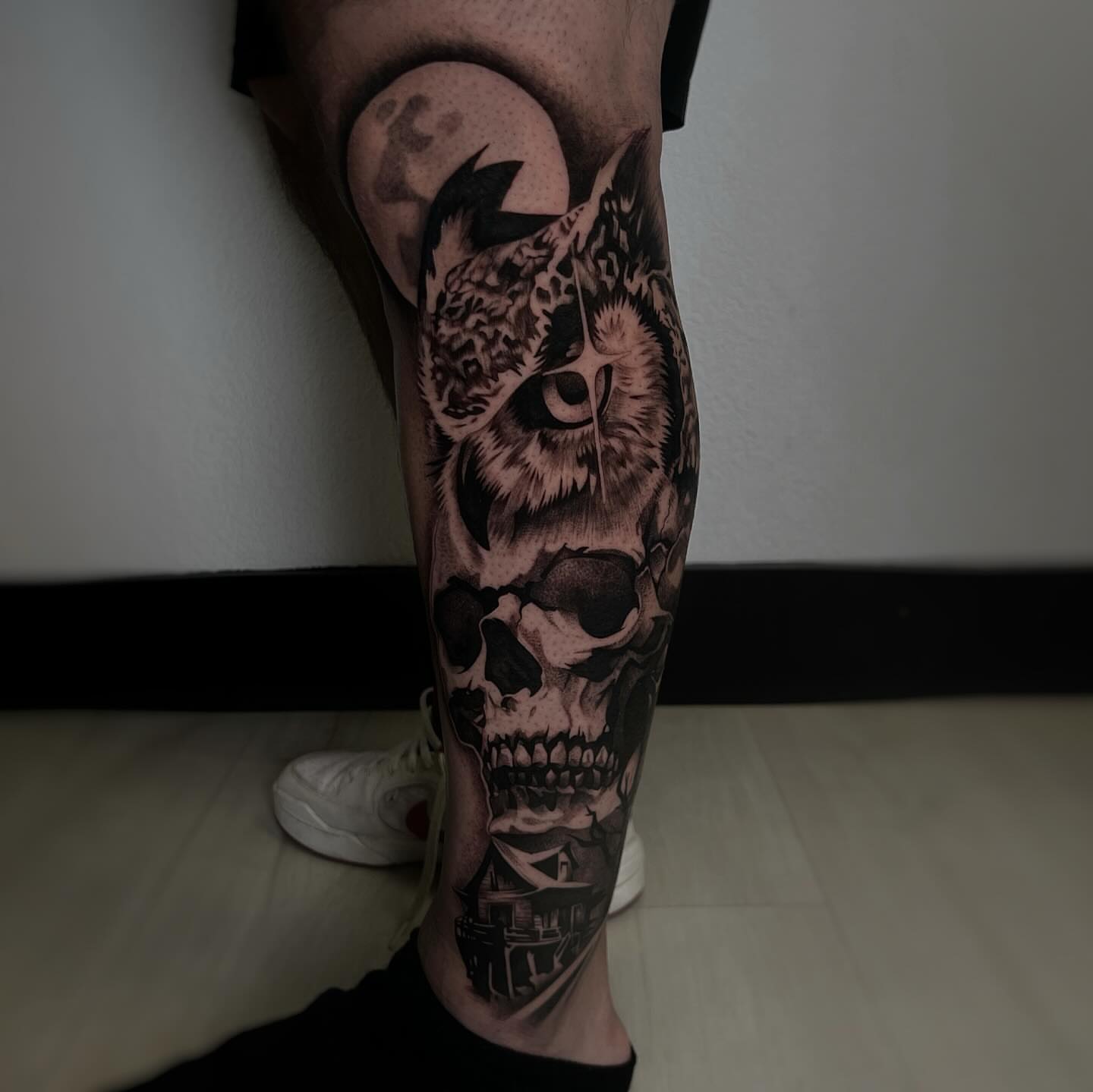 Owl and skull realism tattoo on the leg by 𝐓𝐚𝐭𝐭𝐨𝐨 👩🏻‍🎨