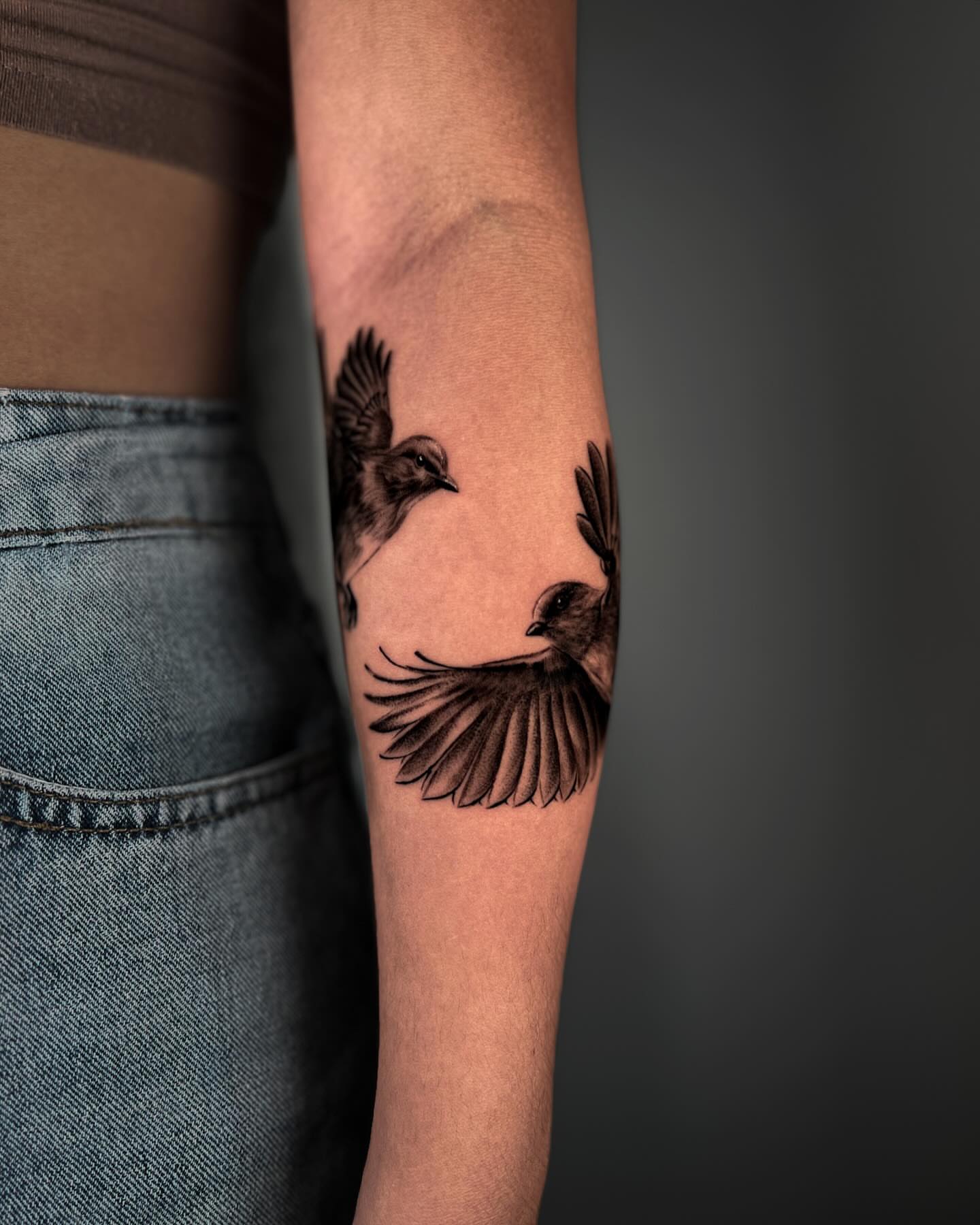 Birds black and grey tattoo on the forearm by Douglas Santos