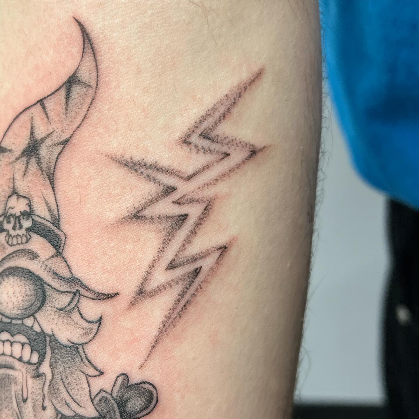 Lightning bolt black and grey tattoo on the forearm by βΏ π’πͺπΆπͺπ·π½π±πͺ ππͺπ βΏ