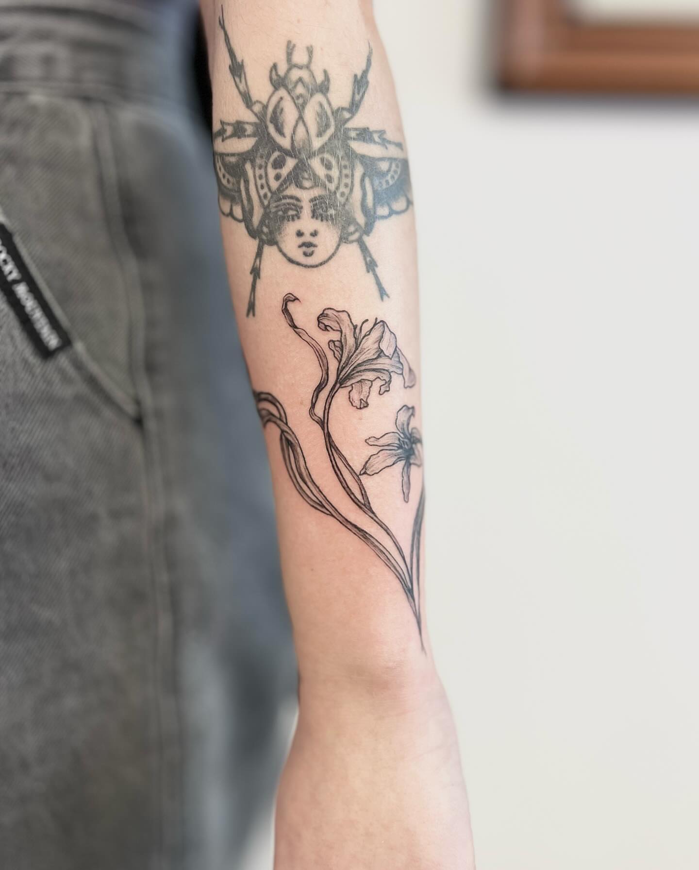 Floral crown black and grey tattoo on the forearm by πππ¦