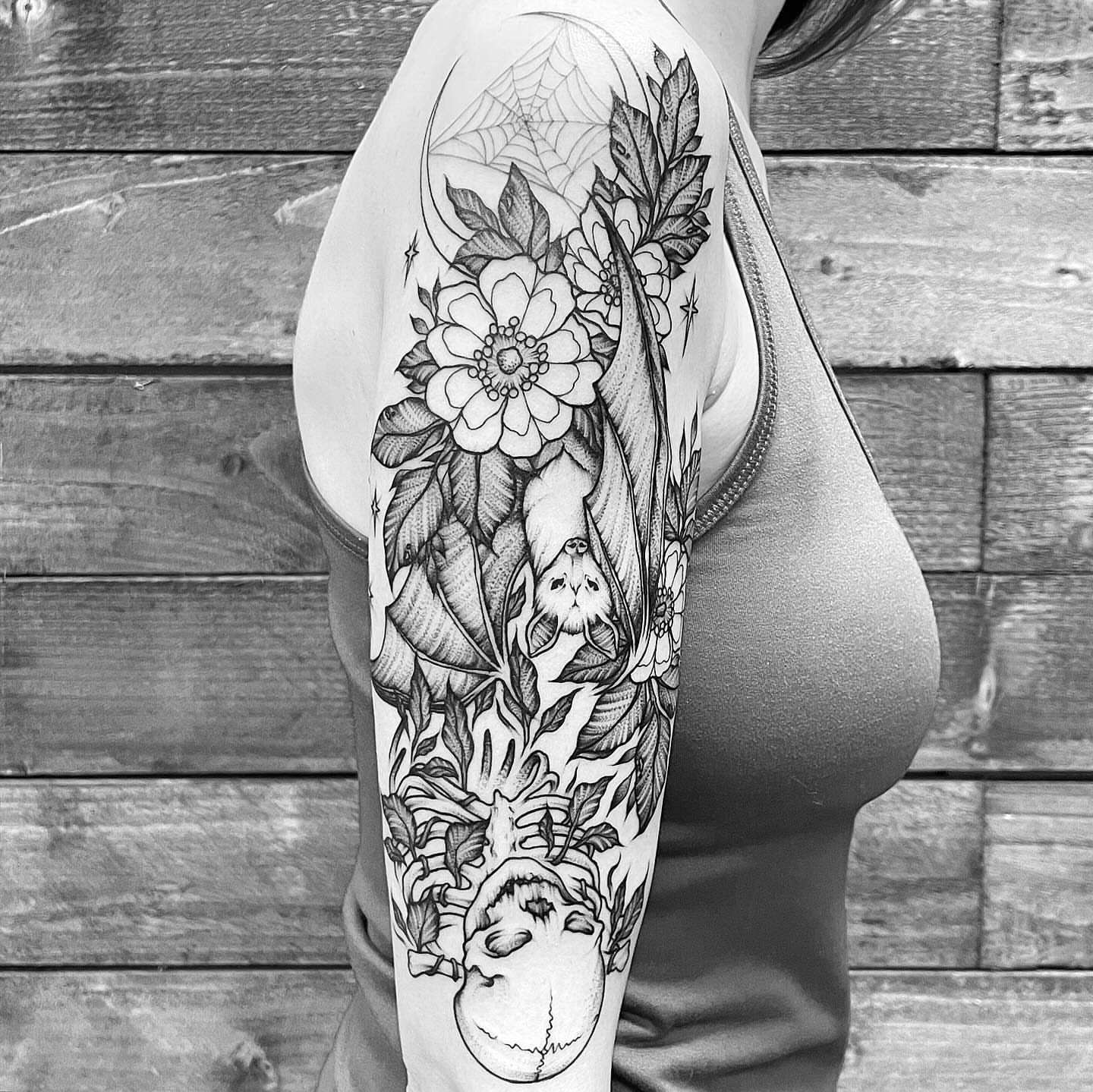 Floral and nature-inspired fine line tattoo on the upper arm by โพ ๐
๐ฏ๐ฆ ๐๐ฌ๐ด๐ข๐ฏ๐ฐ โพ