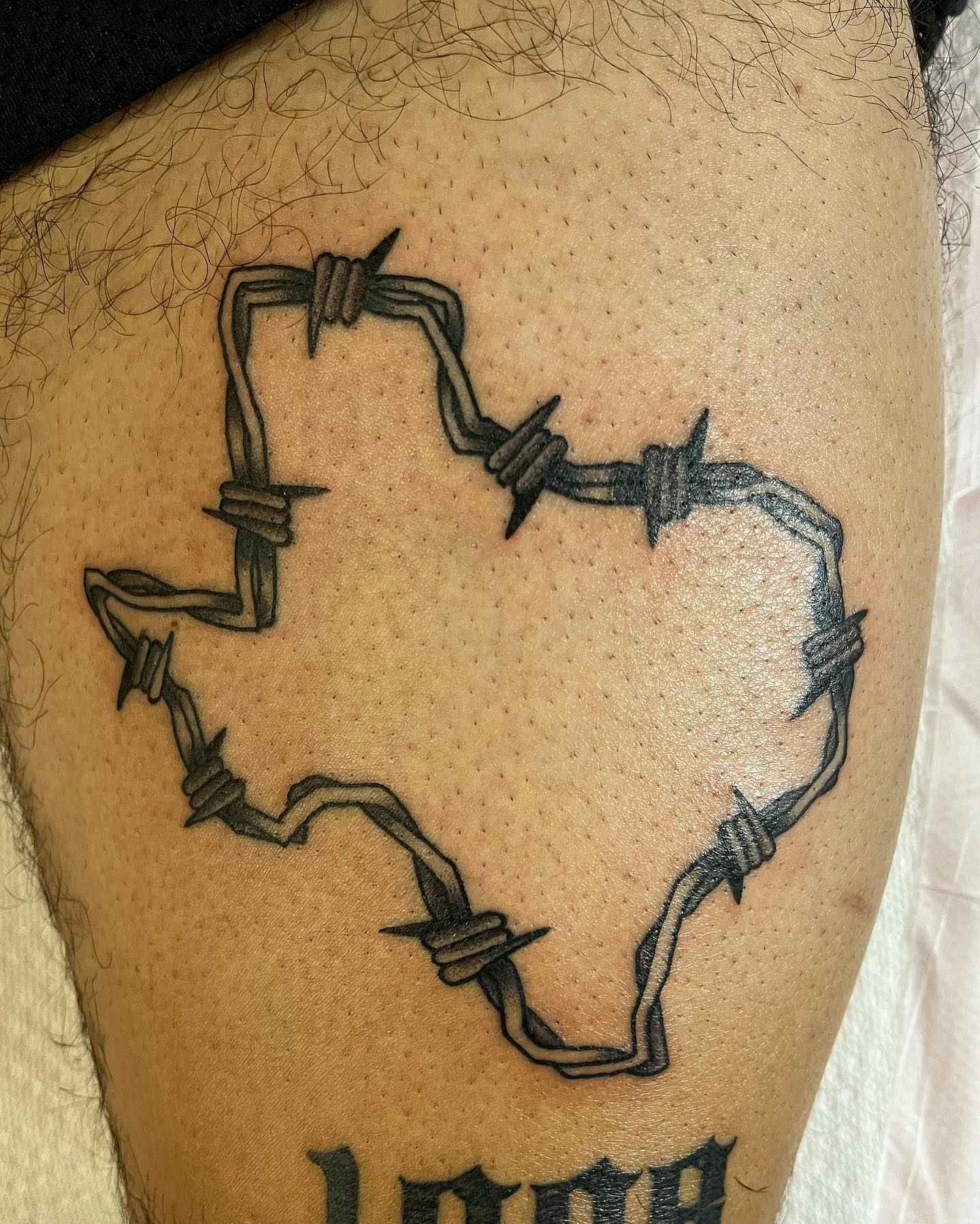 Barbed wire black and grey tattoo on the thigh by Pedroux M.