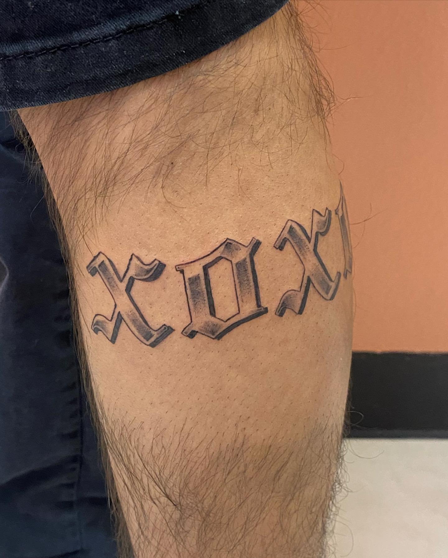 XOXO lettering script tattoo on the thigh by 𝙰𝚛𝚕𝚒𝚗𝚐𝚝𝚘𝚗 𝚃𝚊𝚝𝚝𝚘𝚘 𝙰𝚛𝚝𝚒𝚜𝚝 ✴︎ 𝚝𝚊𝚝𝚜𝚇𝚟𝚊𝚕