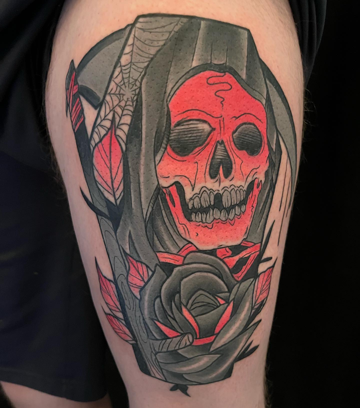 Skull and rose American traditional tattoo on the thigh by Erick Campion