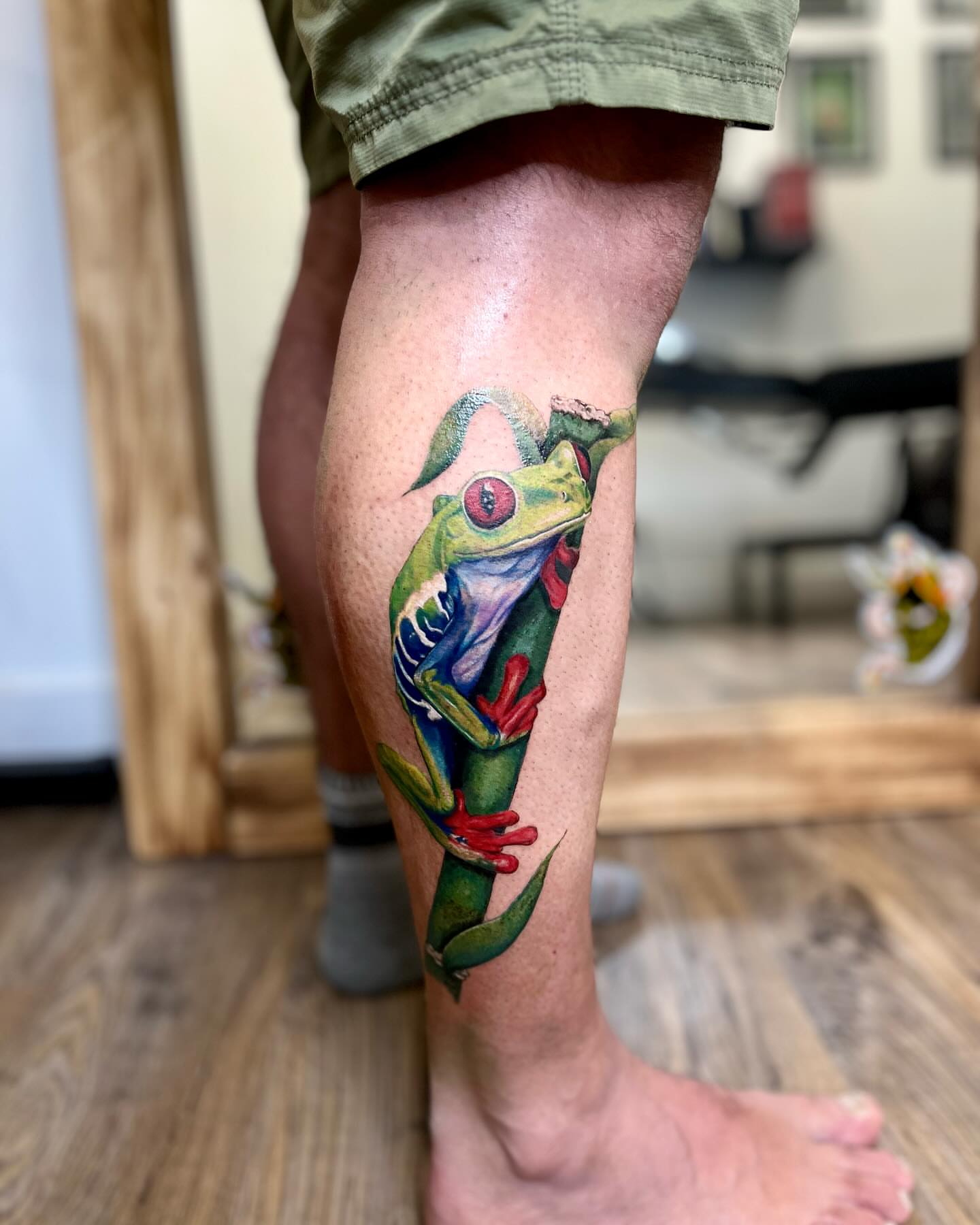 Frog realism tattoo on the calf by Simon Pouliot