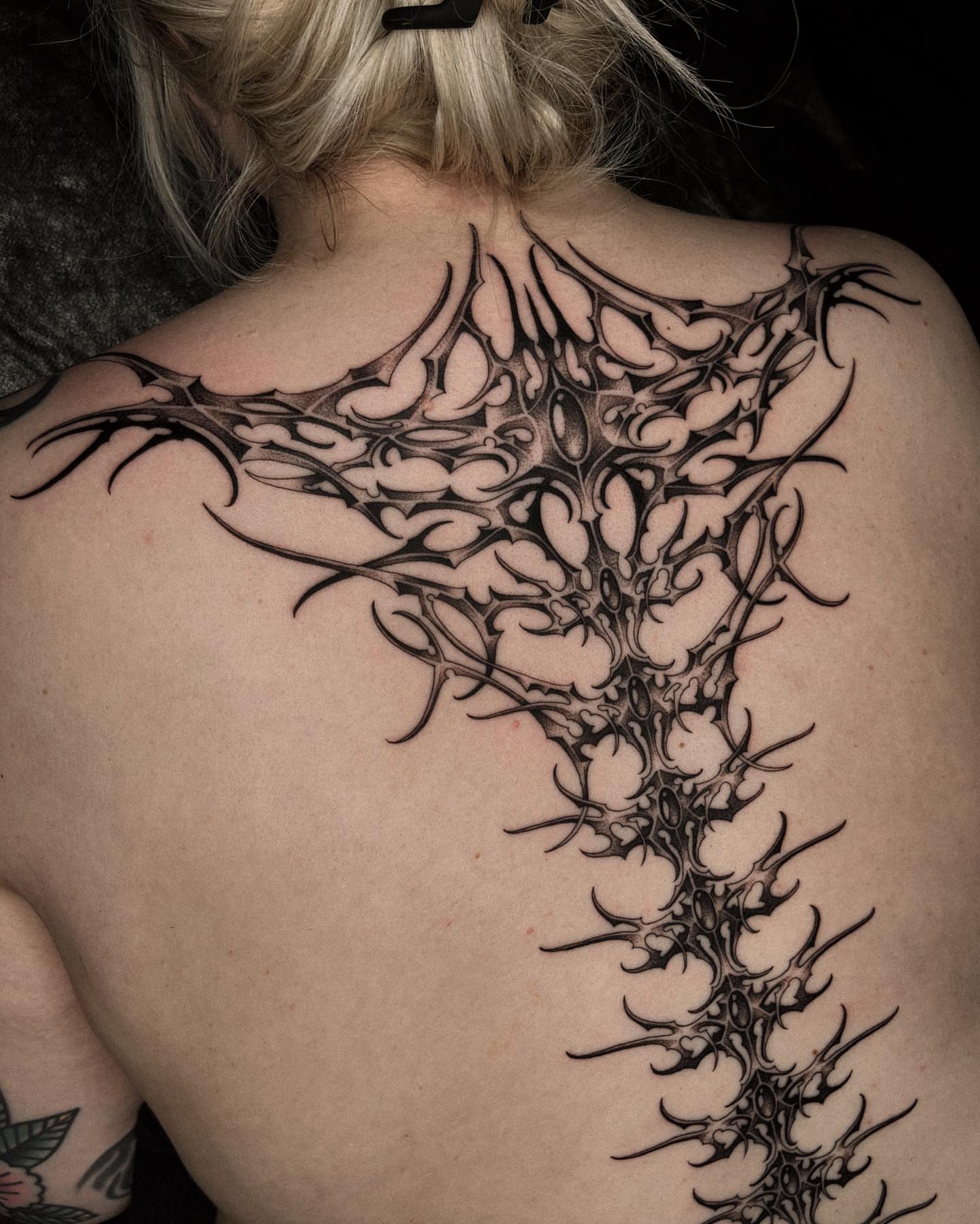Thorn pattern black and grey tattoo on the back by David Ha