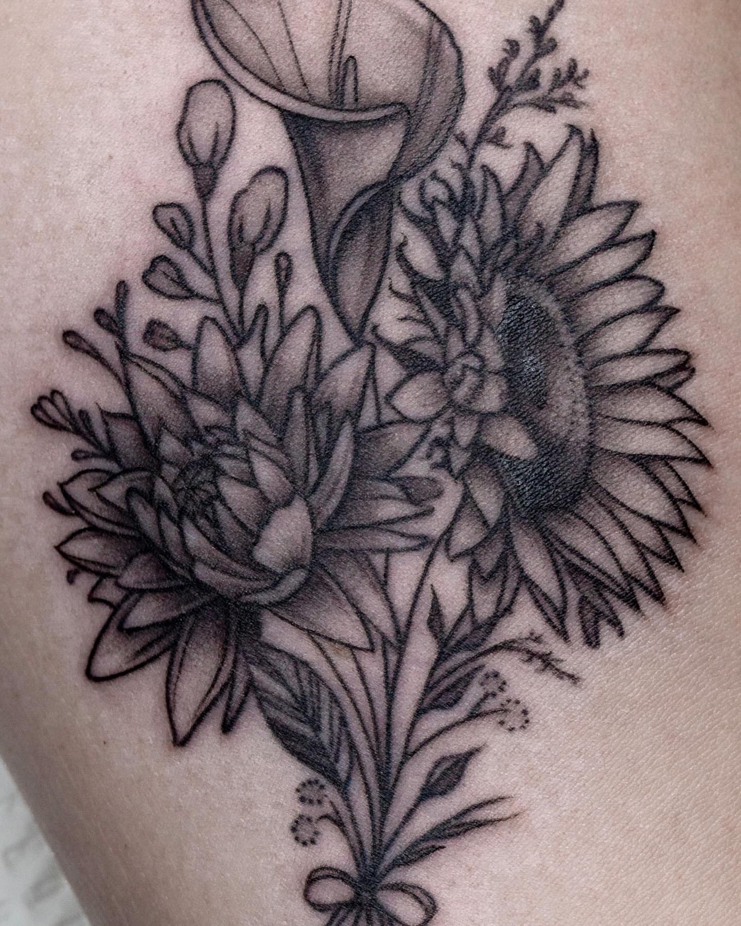 Floral bouquet black and grey tattoo on the thigh by Jaime Navarro