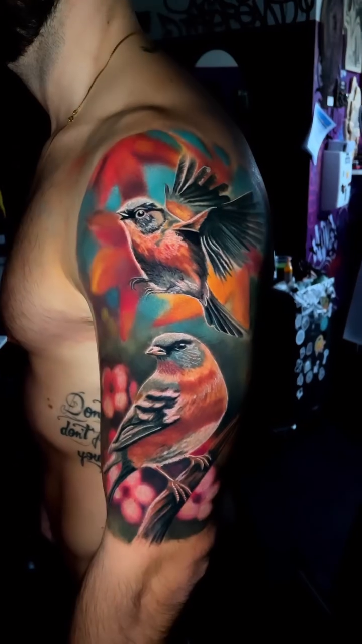 Two birds and berries realism tattoo by ⚡️ ꜰʀᴀɴᴄᴇꜱᴄᴏ ᴠᴏɴᴏ
