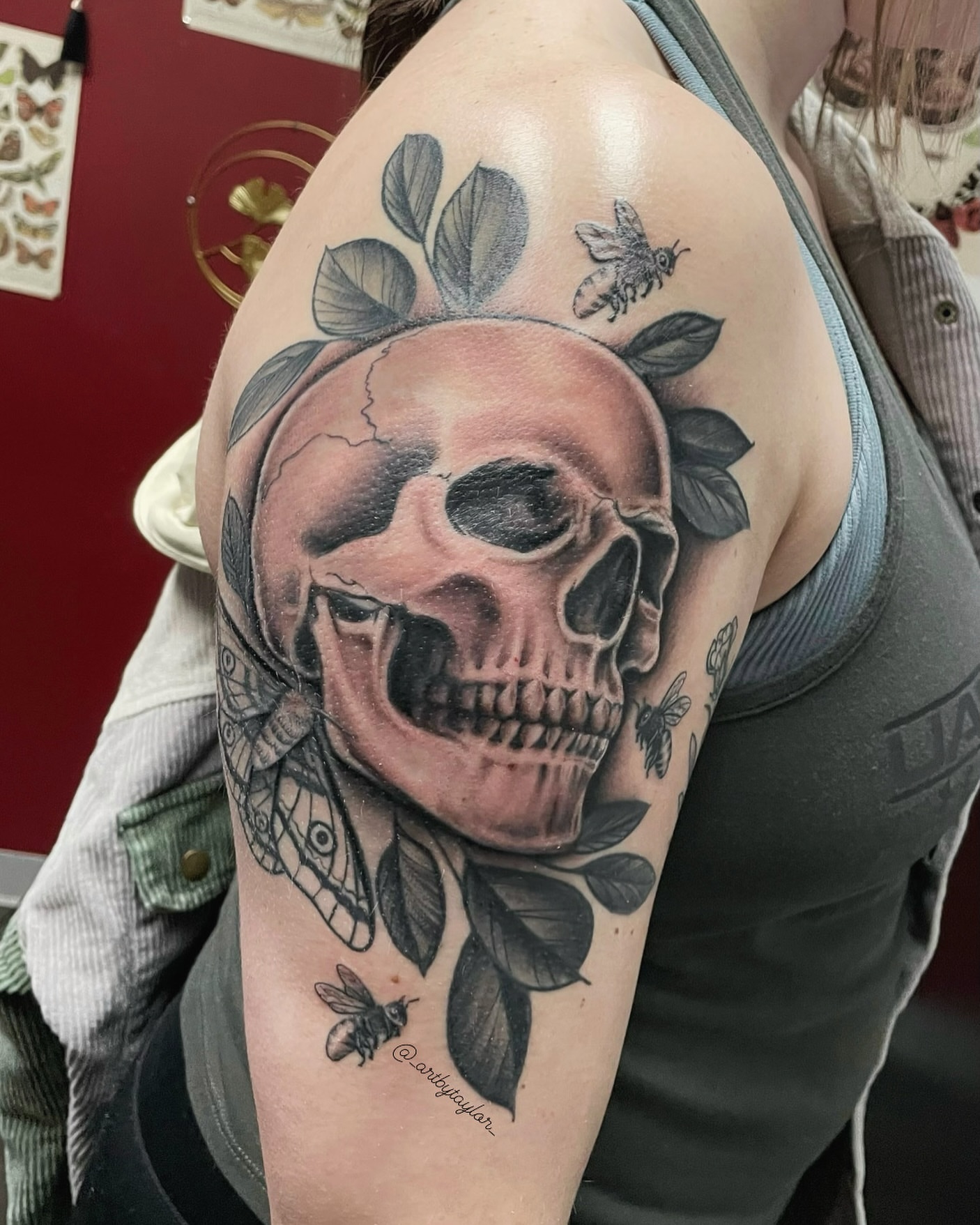 Skull realism tattoo on the shoulder by Taylor✍🏽️