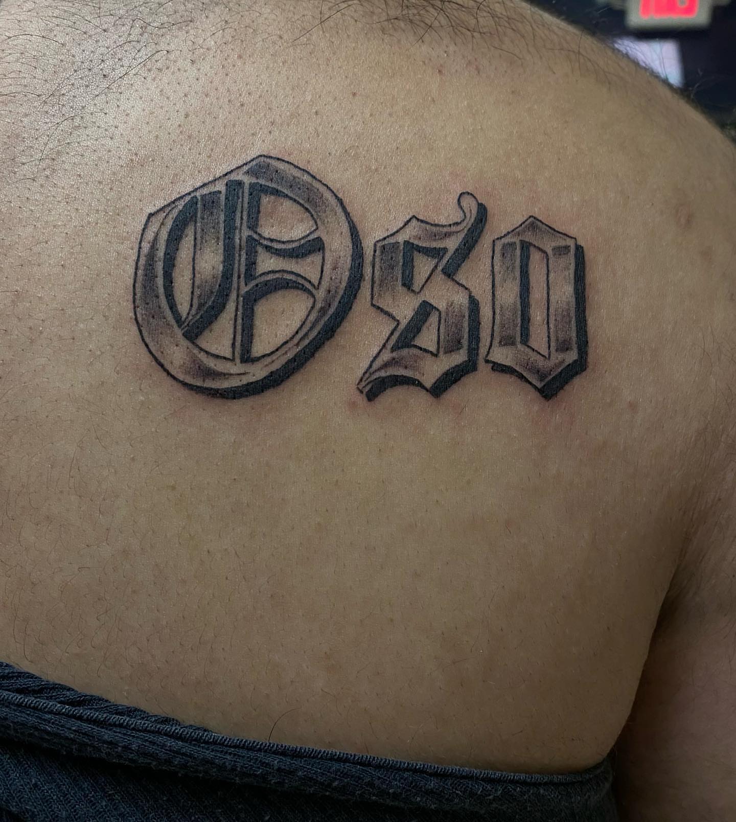 Lettering black and grey tattoo on the shoulder by 𝙰𝚛𝚕𝚒𝚗𝚐𝚝𝚘𝚗 𝚃𝚊𝚝𝚝𝚘𝚘 𝙰𝚛𝚝𝚒𝚜𝚝 ✴︎ 𝚝𝚊𝚝𝚜𝚇𝚟𝚊𝚕