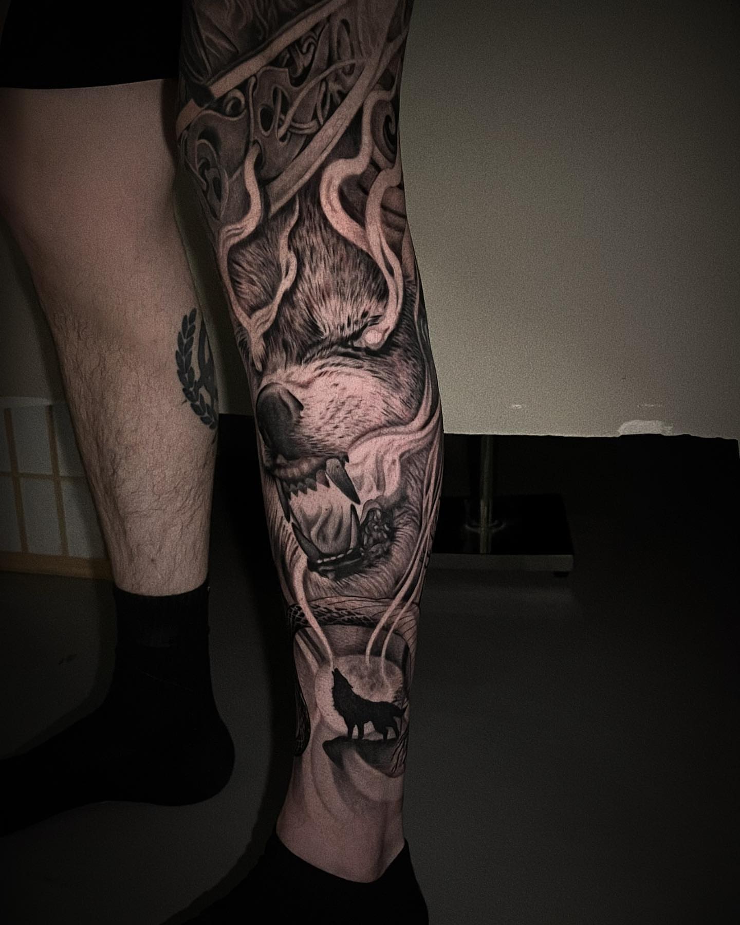 Wolf realism tattoo on the leg by Duo