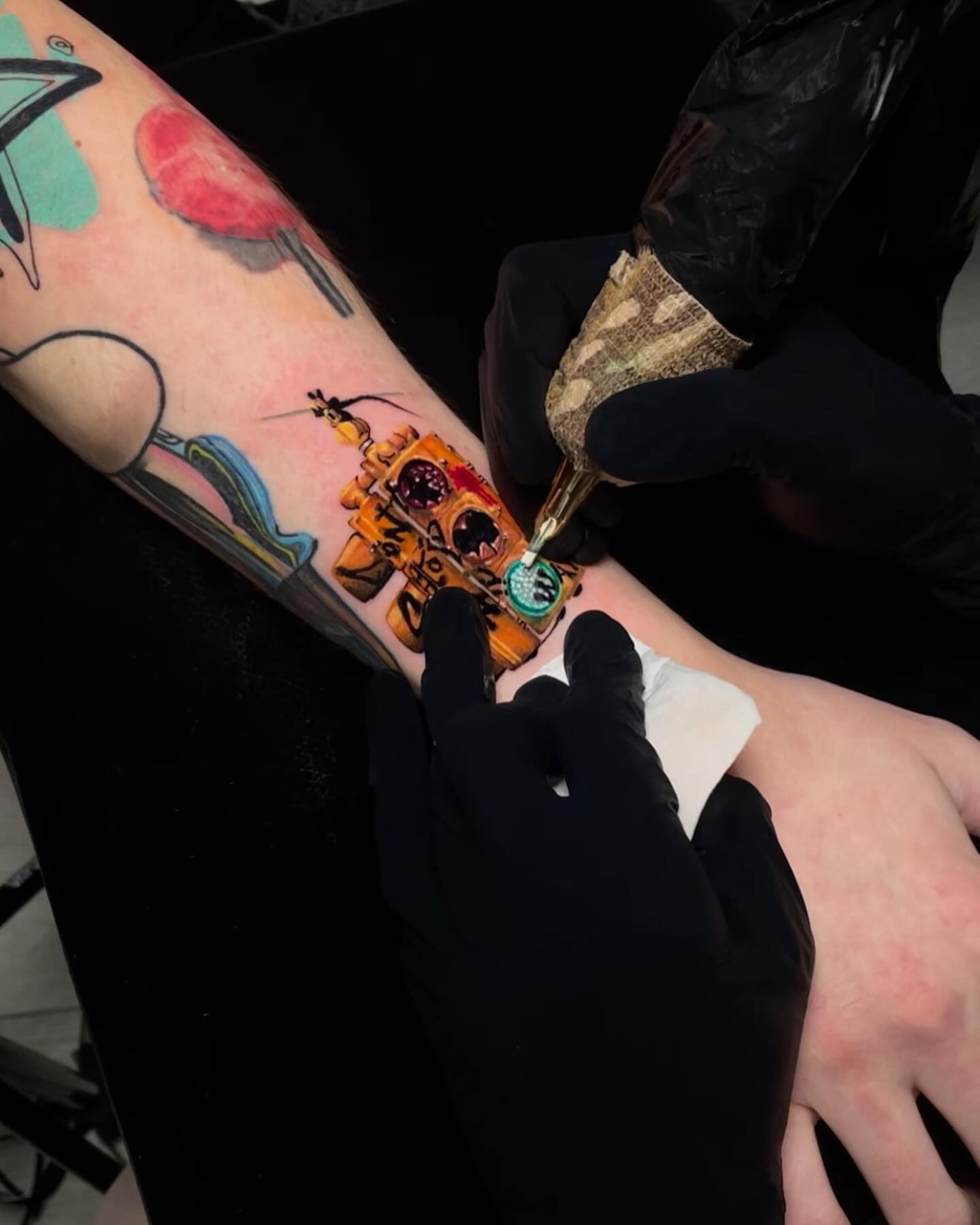 Traffic light new school tattoo on the forearm by Aren