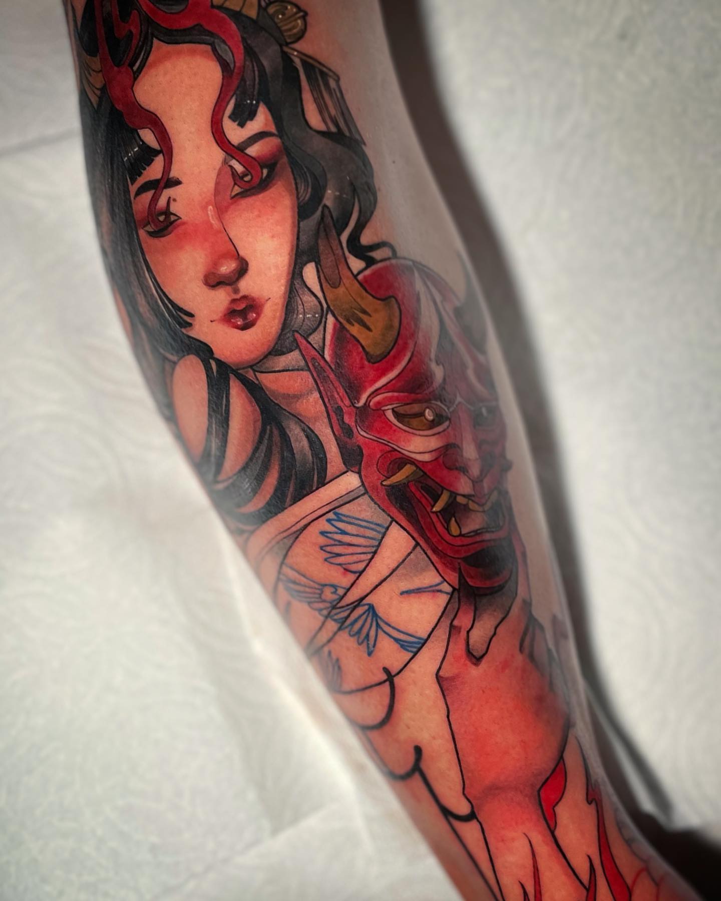 Woman with dragon American traditional tattoo on the forearm by 𝑅𝑒𝑒𝓈𝒶 𝐿𝓎𝓃𝓃 ₊ ⊹❀