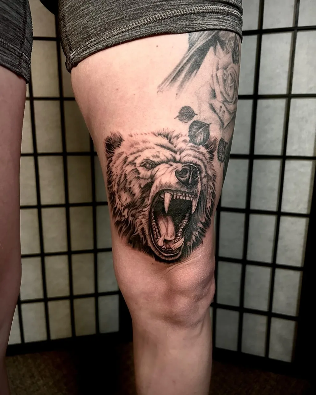 Roaring bear realism tattoo on the thigh by Dylan Stevens