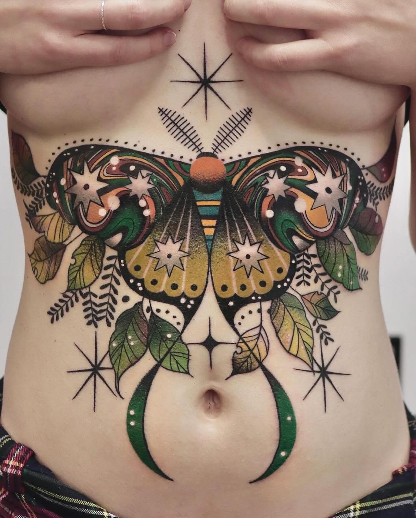 Tattoo by @hen_tattooer — geometric, dotwork
