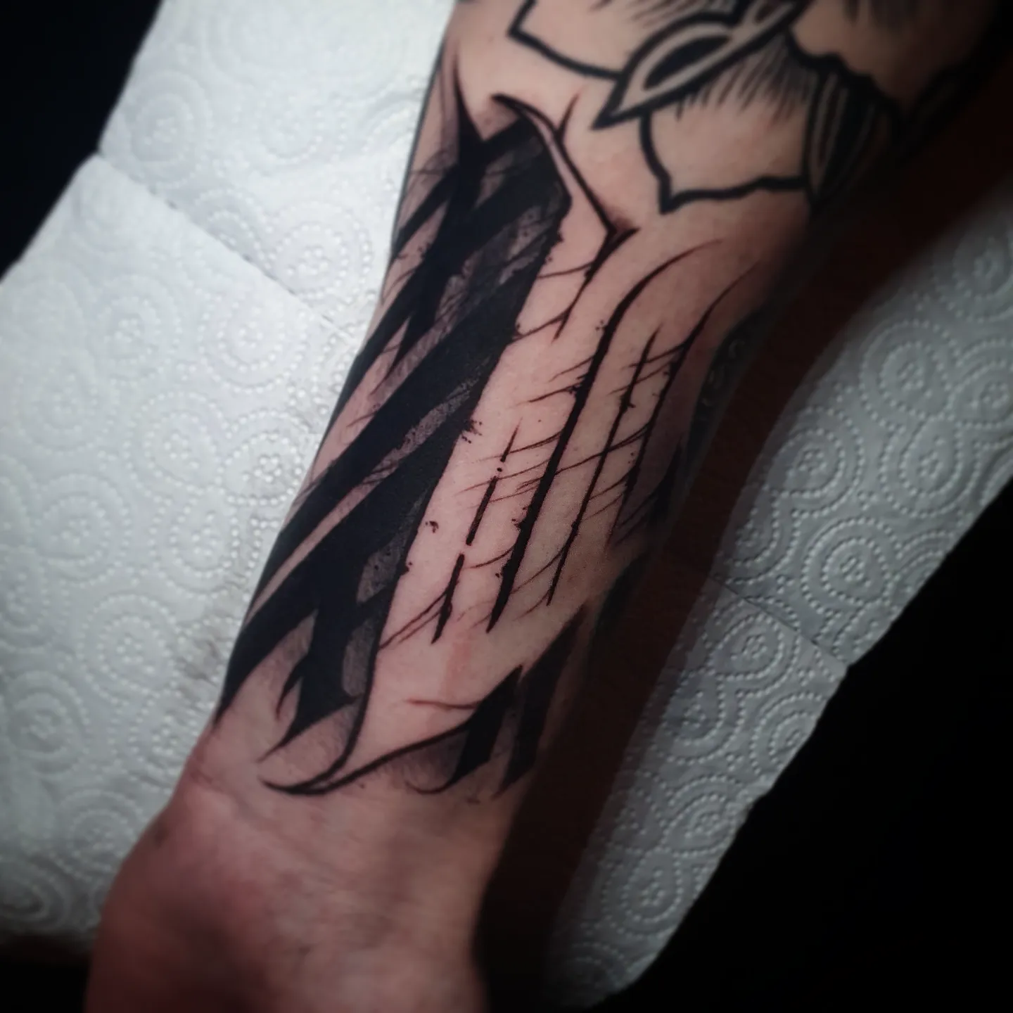 Tattoo by @y_i_n_k — blackwork