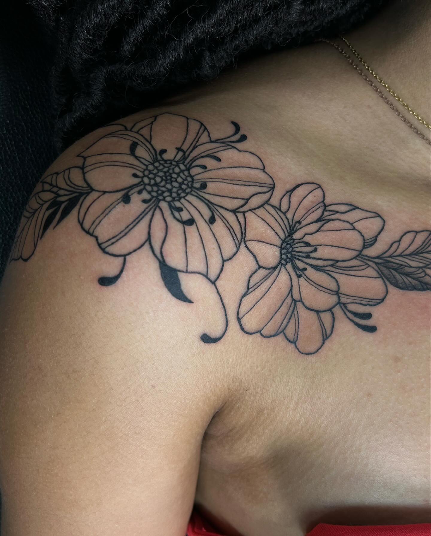 Flowers black and grey tattoo on the shoulder by 𝕯𝖆𝖓𝖎