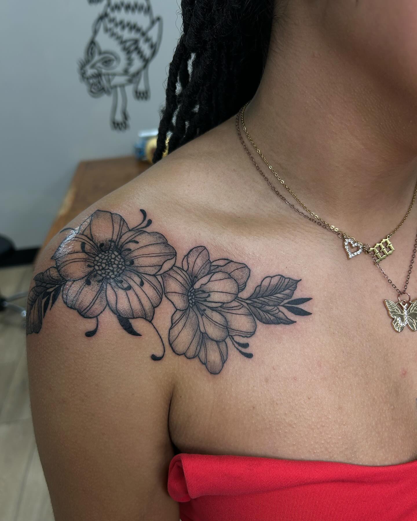 Flowers black and grey tattoo on the shoulder by 𝕯𝖆𝖓𝖎