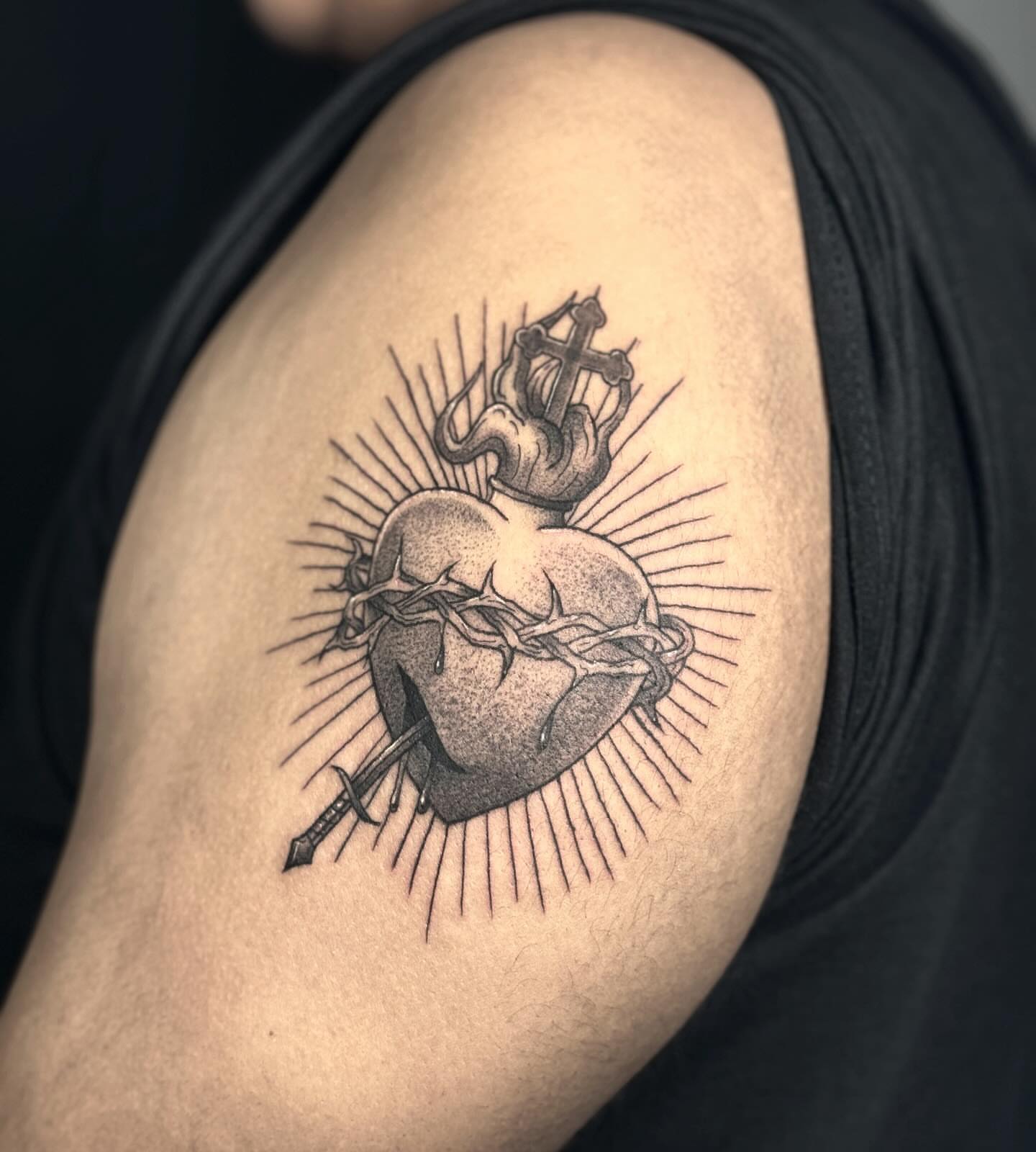 Heart and crown of thorns black and grey tattoo on the shoulder by โโฎโ๐ถ๐๐ฝ๐๐๐ู เฃชโญ las vegas tattoo artist