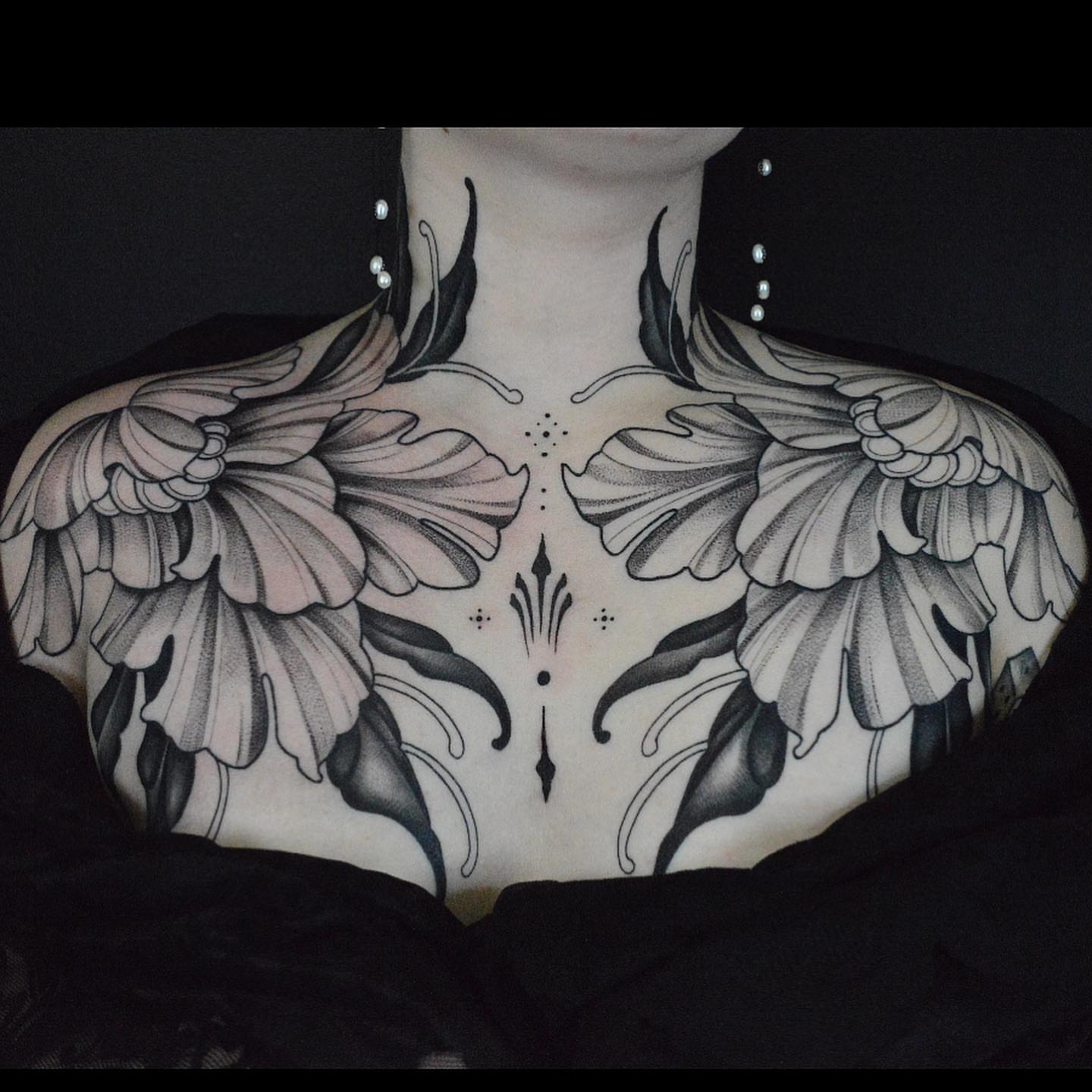 Wings dotwork tattoo on the chest by 𝒕𝒂𝒕𝒕𝒐𝒐𝒔 𝒃𝒚 𝔏𝔞𝔲𝔯𝔢𝔫 𝔐𝔬𝔫𝔣𝔬𝔯𝔱𝔢