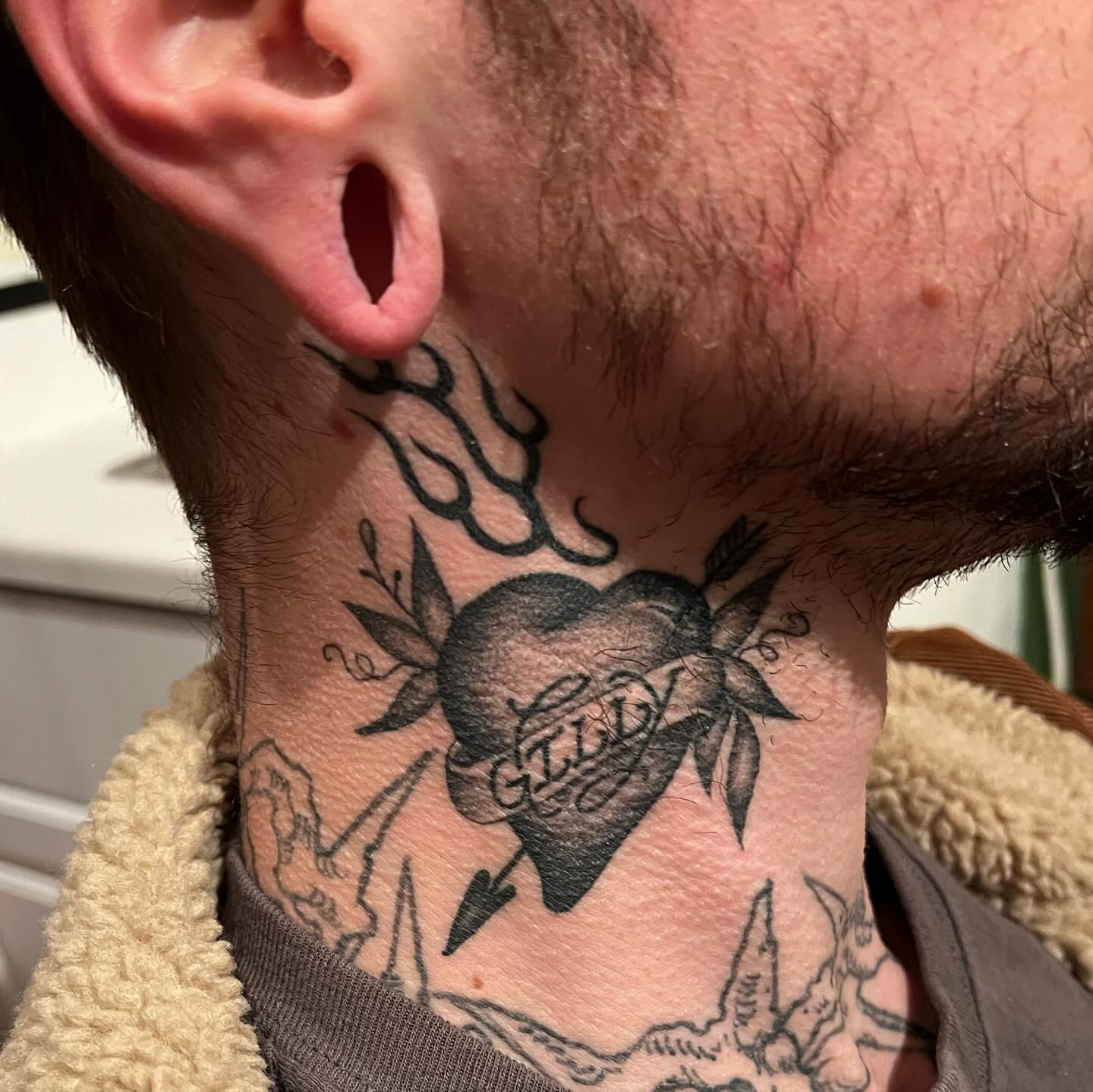 Heart with roses black and grey tattoo on the neck by ⛓ Emily ⚔️ Milja ⛓