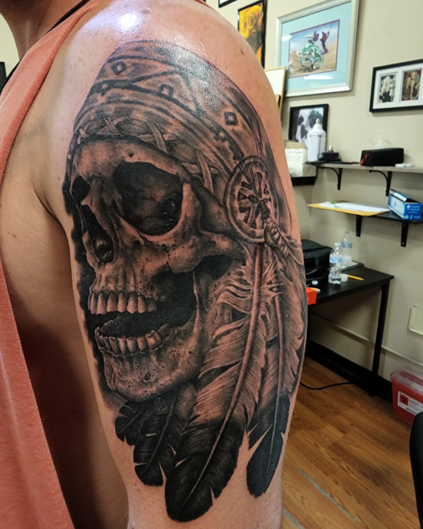 Skull with feathers realism tattoo on the shoulder by Martin Colonna