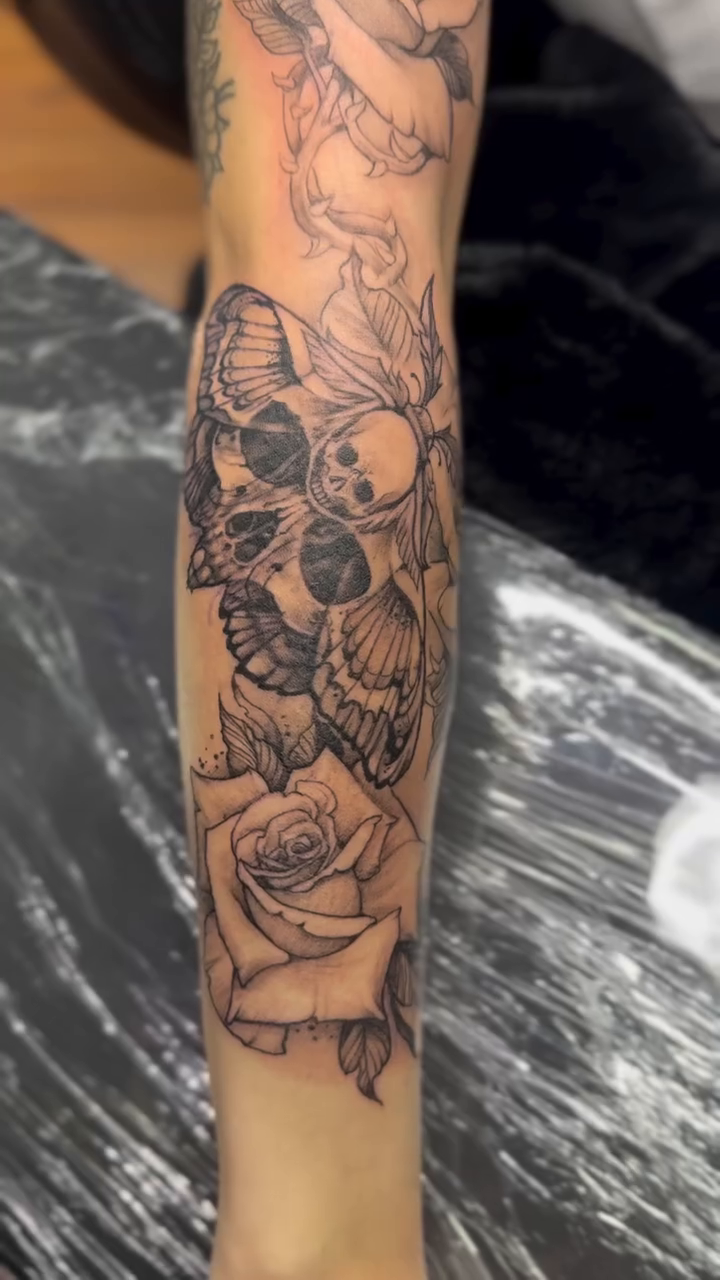 Skull and roses realism tattoo by Hori Shit